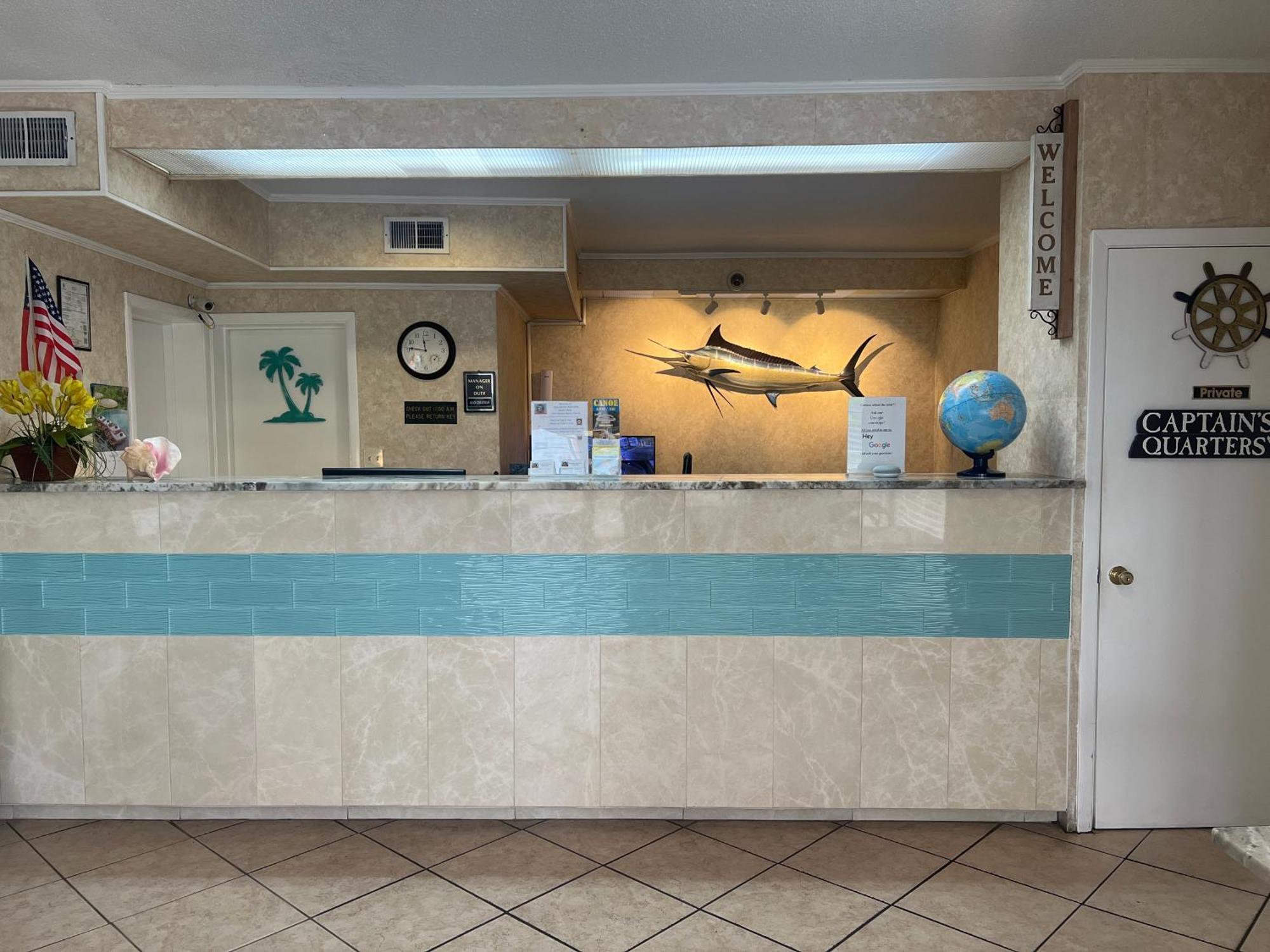Hole The - Walton - Sunset Plaza - Nearby Beaches & Hurlburt Motel Fort Walton Beach