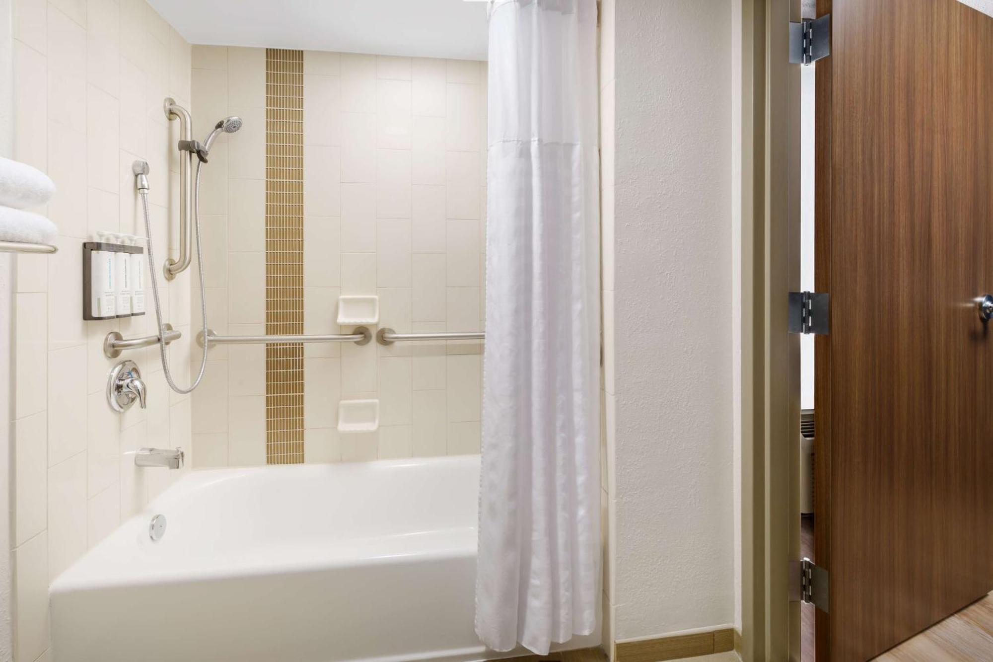 Hyatt Place Across From Universal 3*