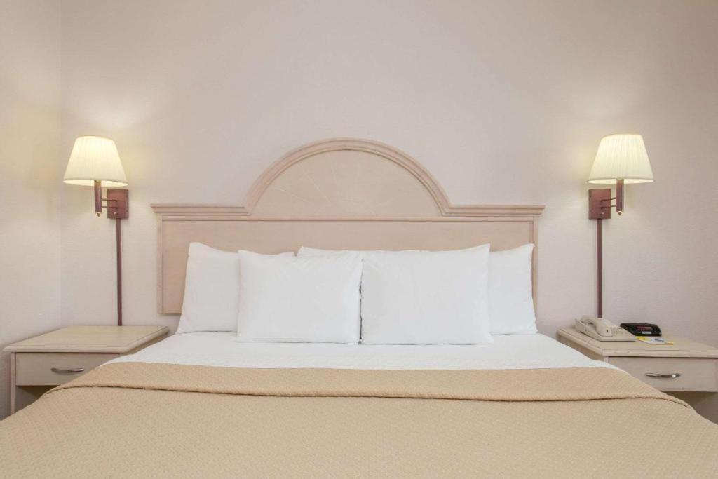 Motel Days & By Wyndham - Near Beaches Hurlburt