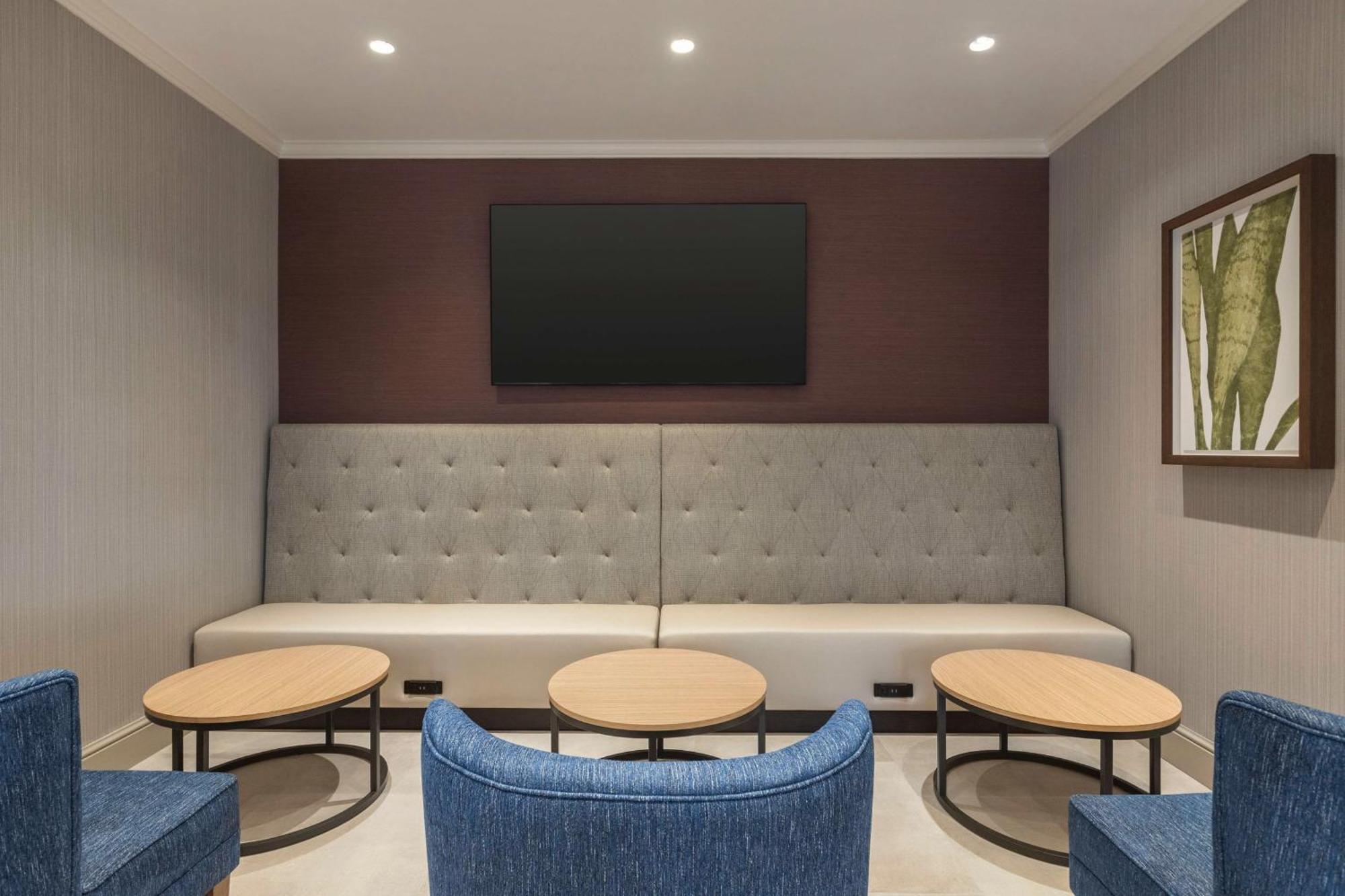 Hotel Hilton Garden Town Center 3*