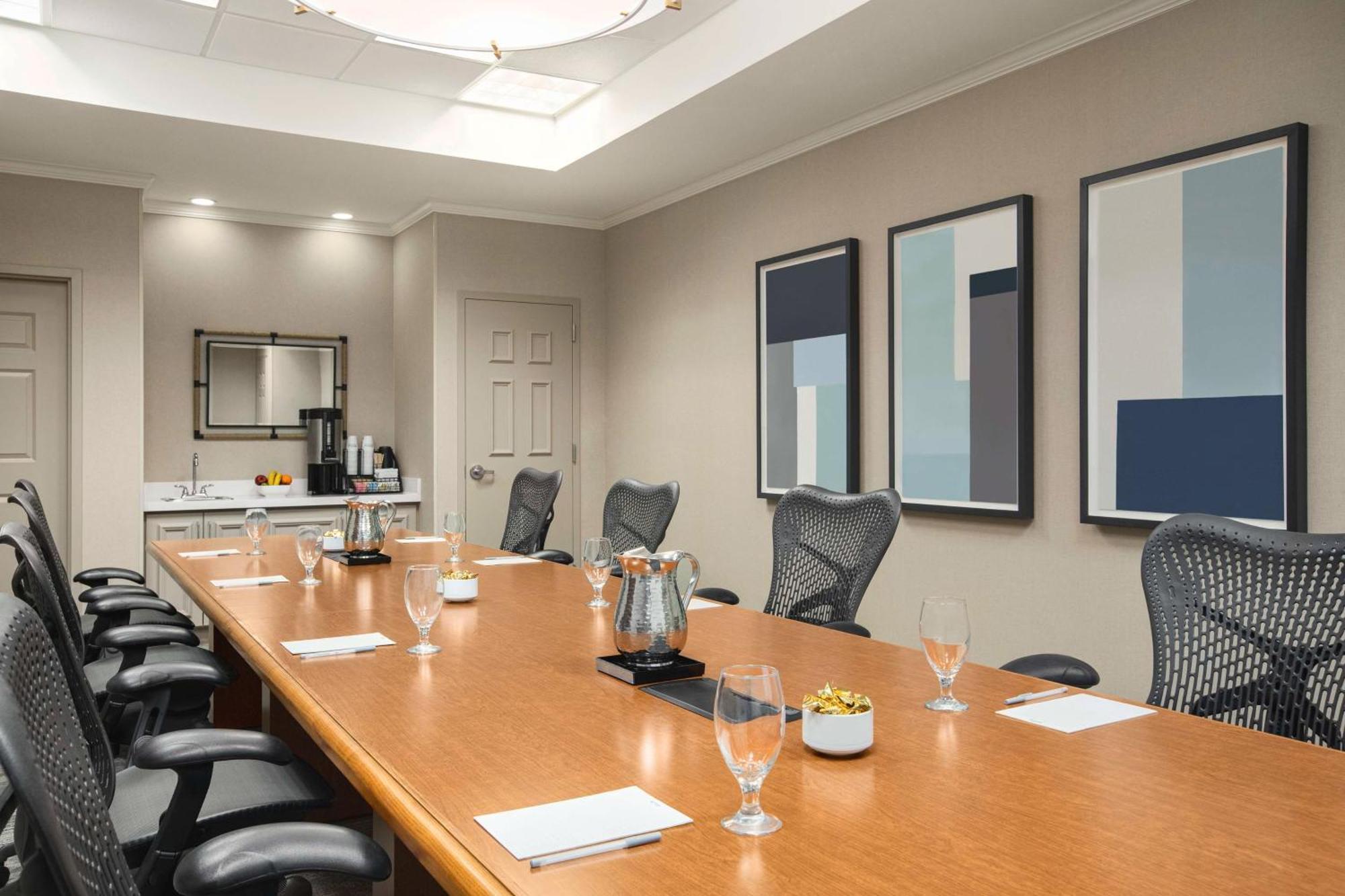 Hilton Garden Town Center Hotel 3*