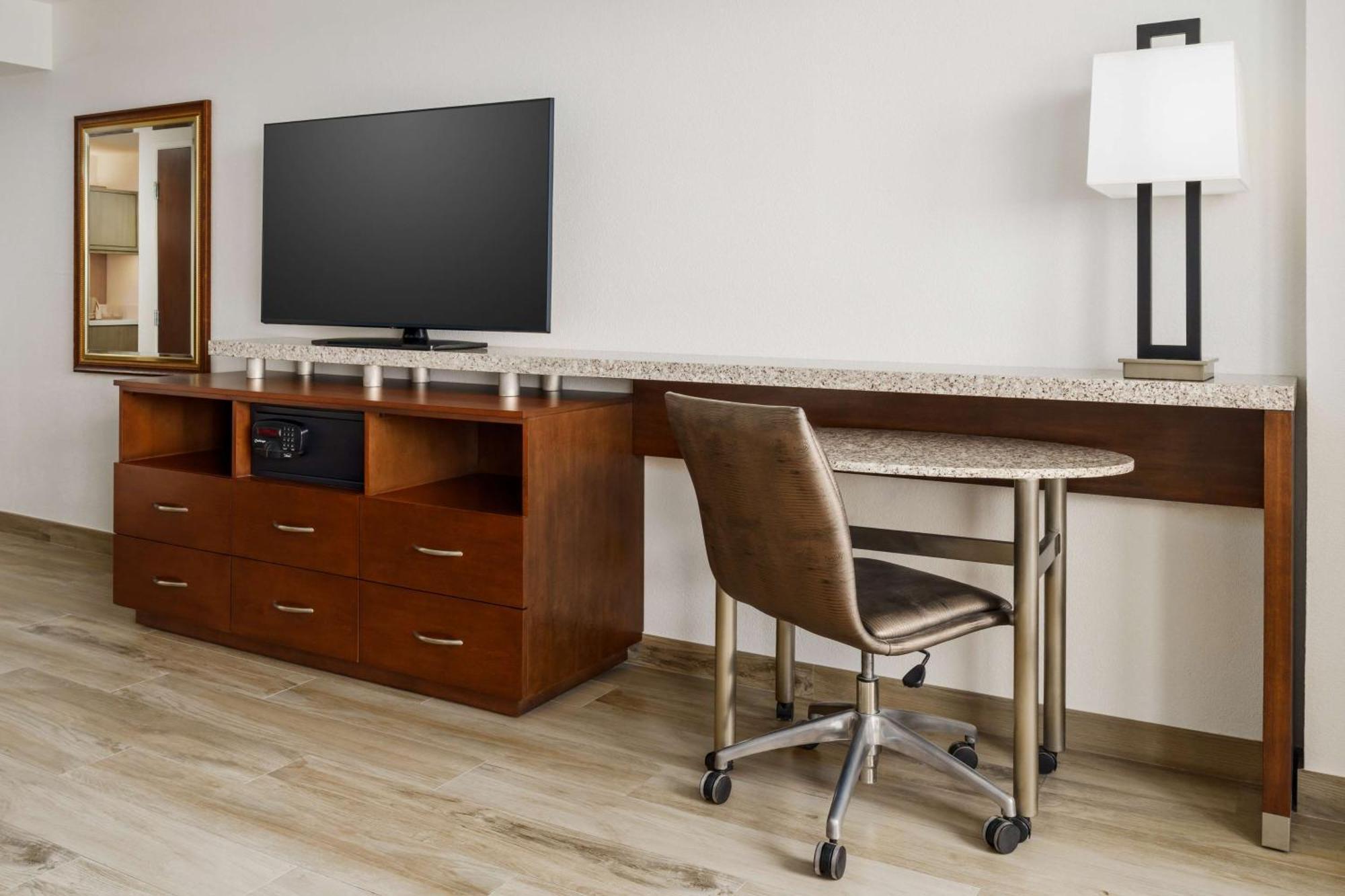 Doubletree By Hilton Tampa Bay - North Redington Resort 3*