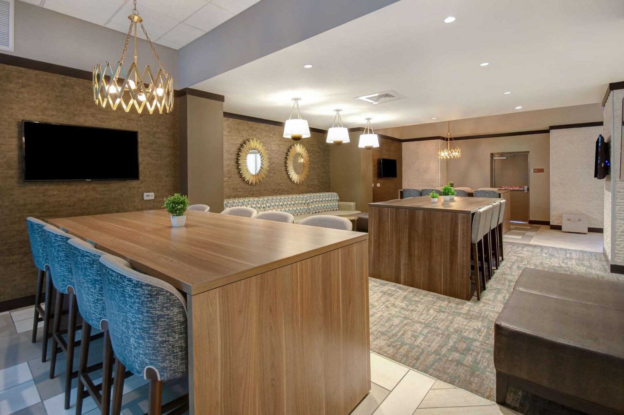 Hotel Embassy By Hilton Baymeadows 3*