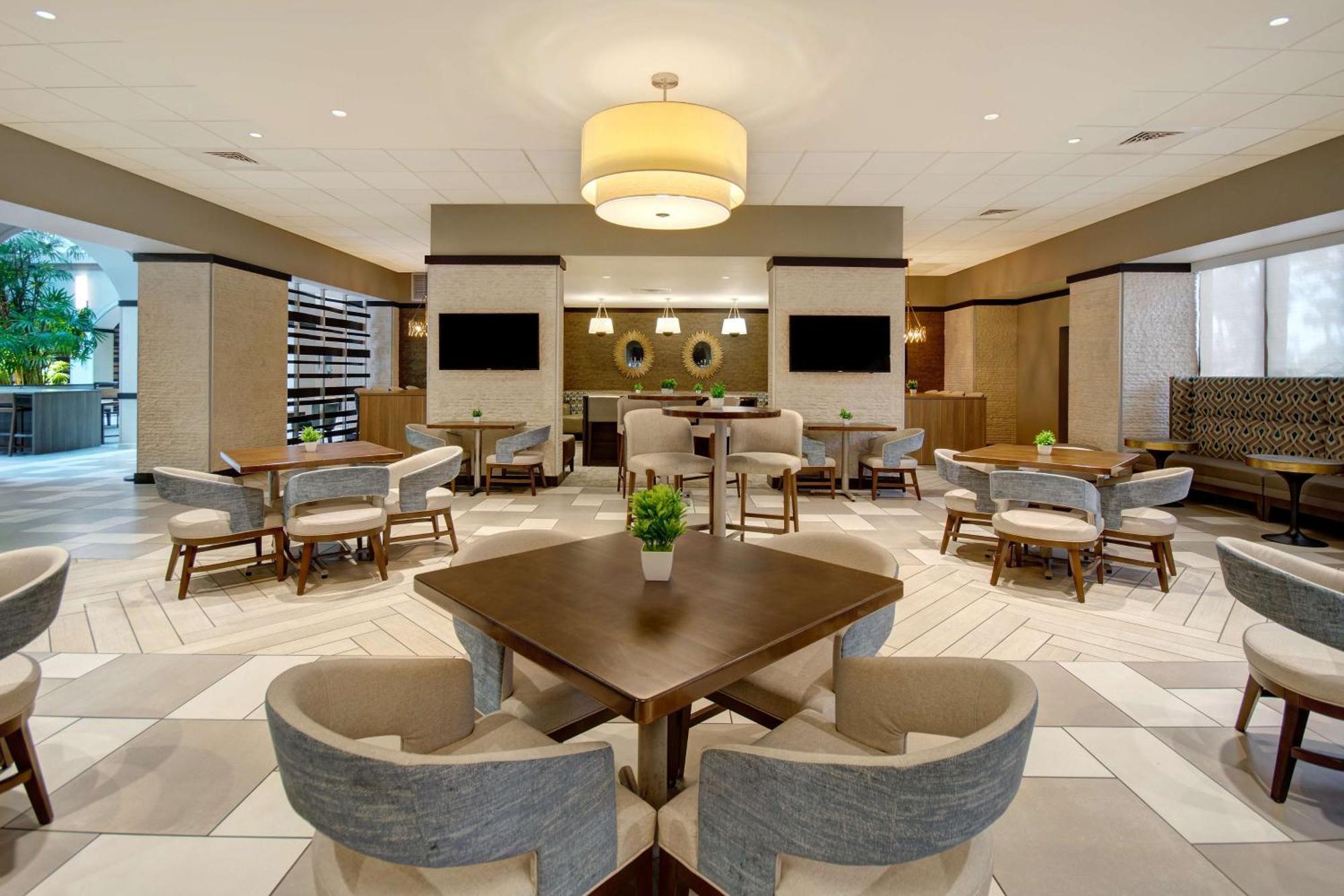 Hotel Embassy By Hilton Baymeadows 3*