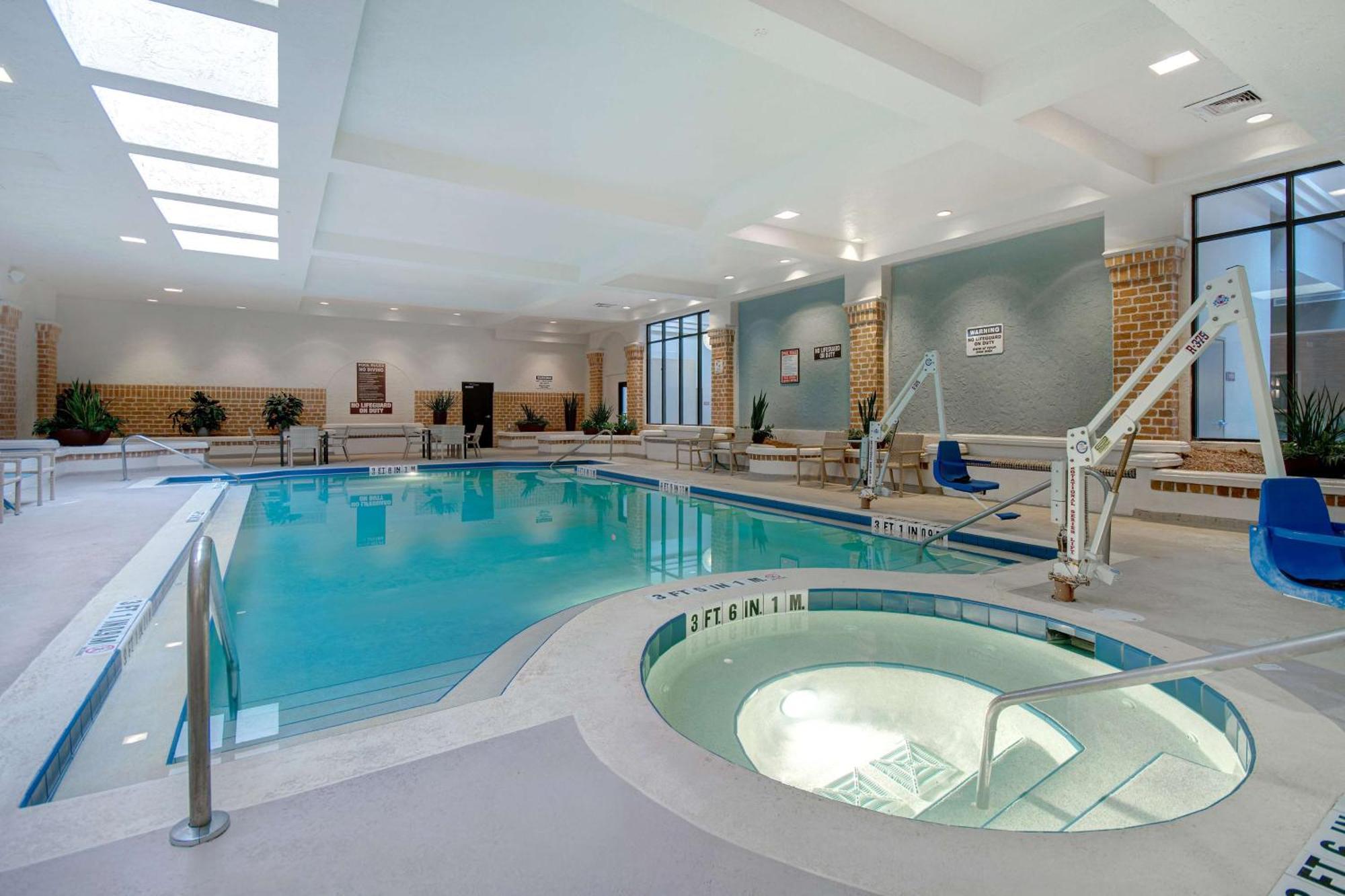 Hotel Embassy By Hilton Baymeadows