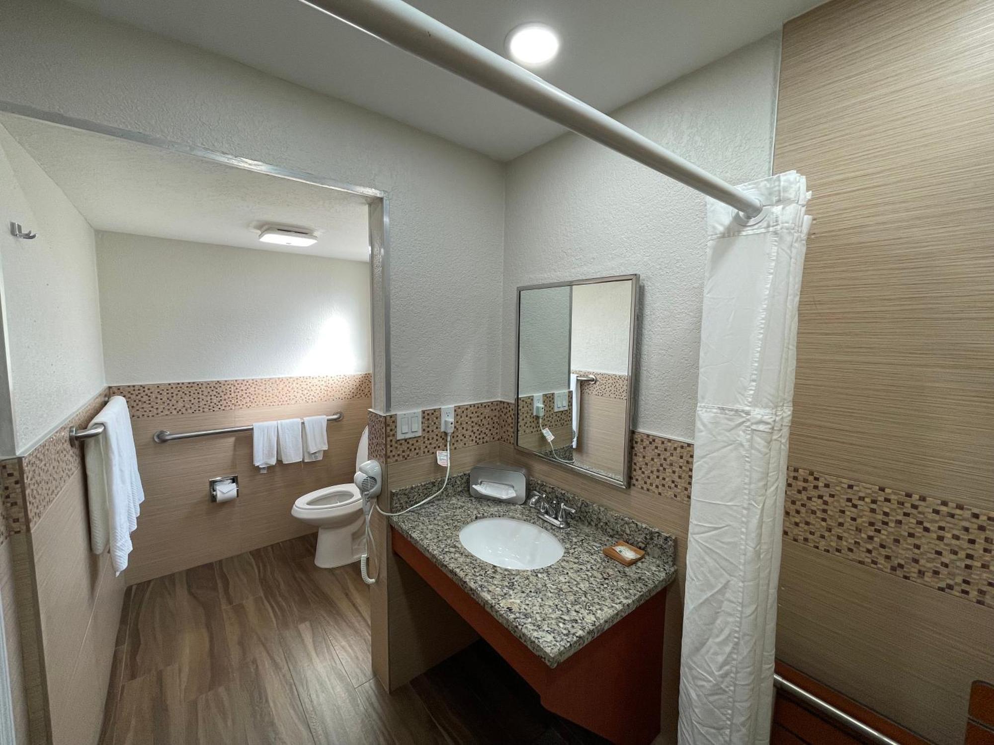 Quality & Airport-cruise Port Hotel 3*
