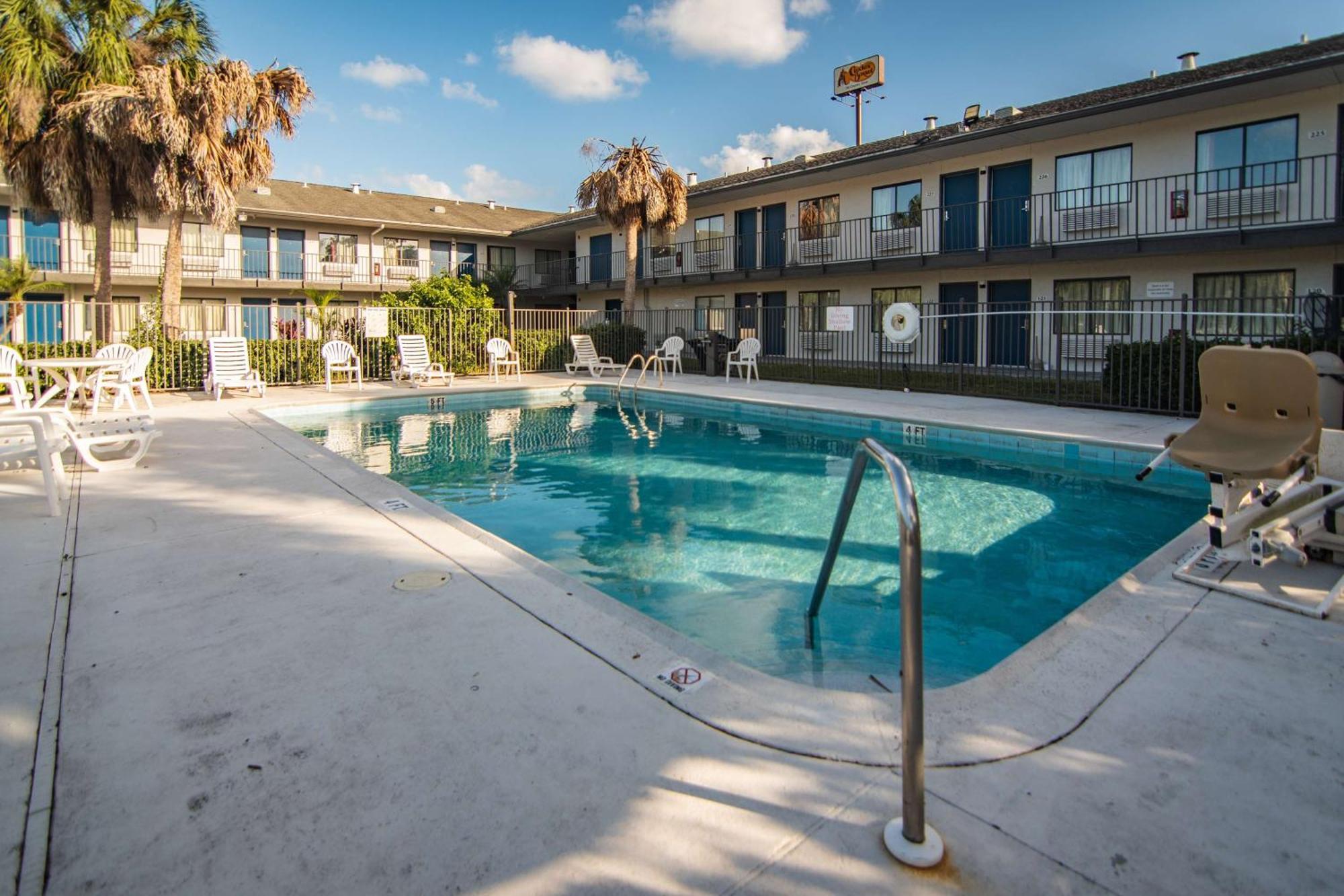 6-ft. Pierce, Fl Hotel 2*