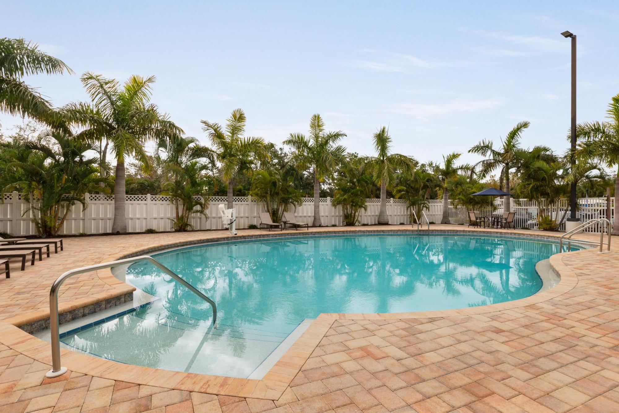 Hotel Spark By Hilton Sarasota Siesta Key Gateway