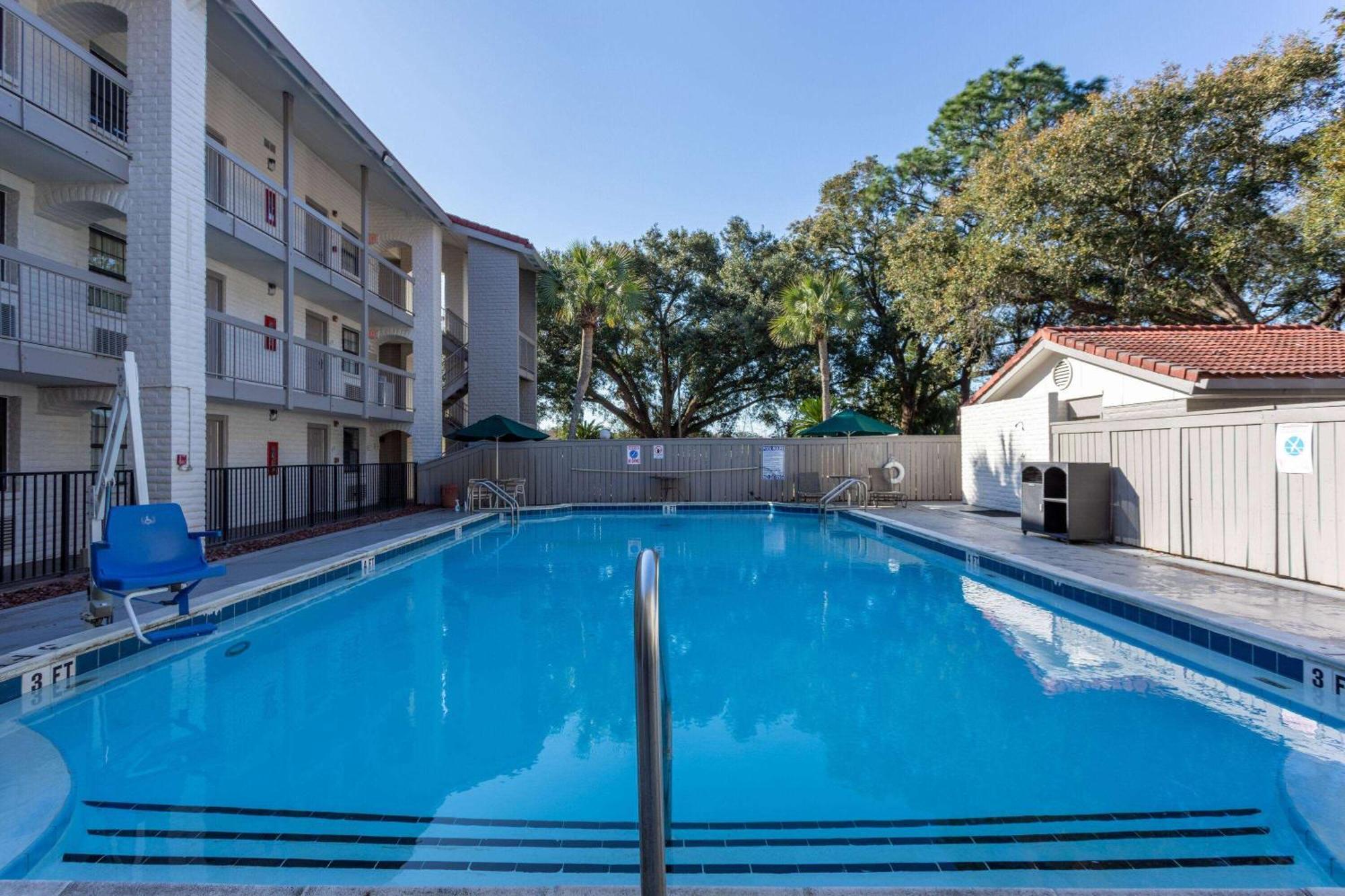 La Quinta By Wyndham Pensacola Hotel