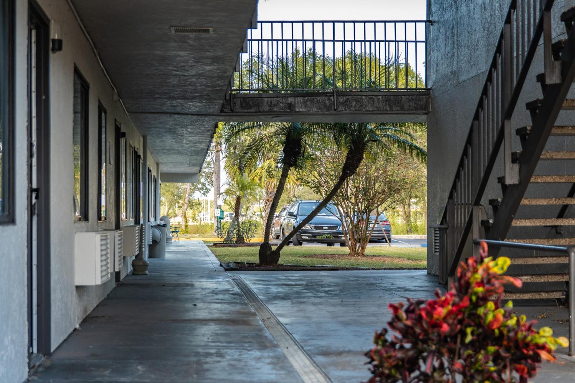 6-ft. Pierce, Fl 2* Fort Pierce