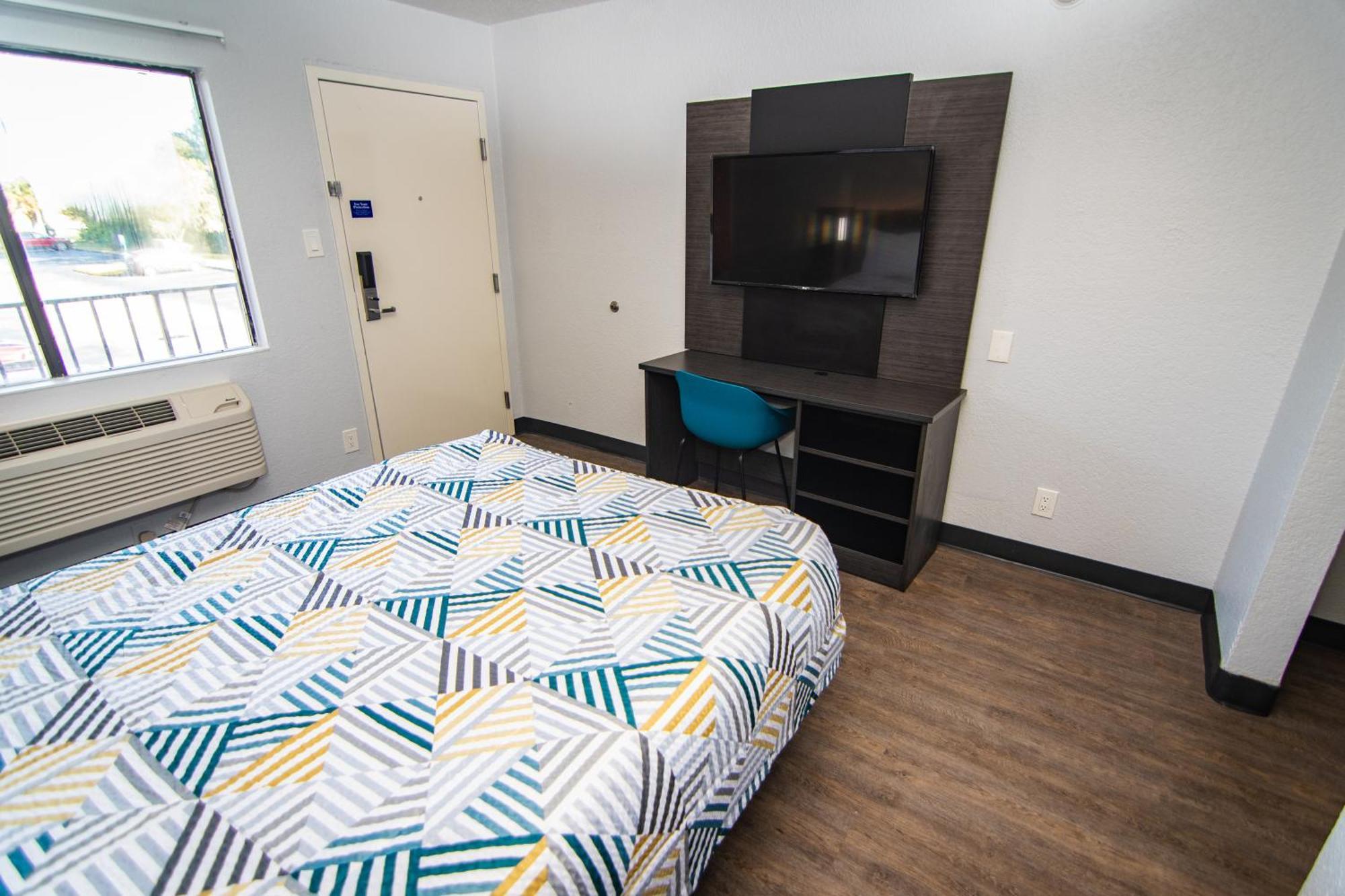 6-ft. Pierce, Fl Hotel Fort Pierce