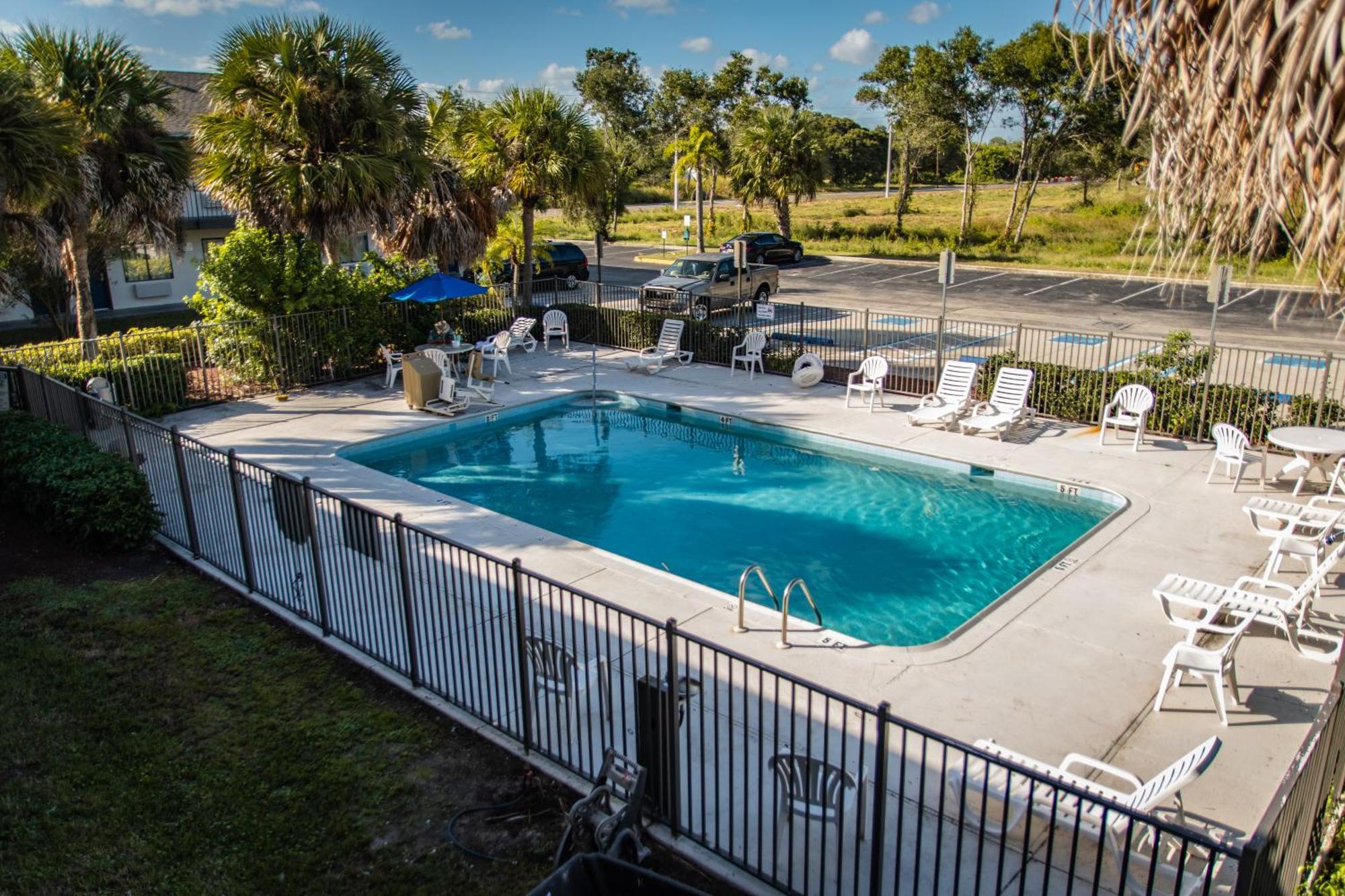 6-ft. Pierce, Fl Hotel 2*