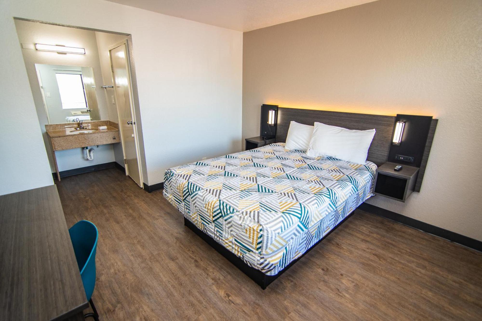 6-ft. Pierce, Fl Hotel Fort Pierce