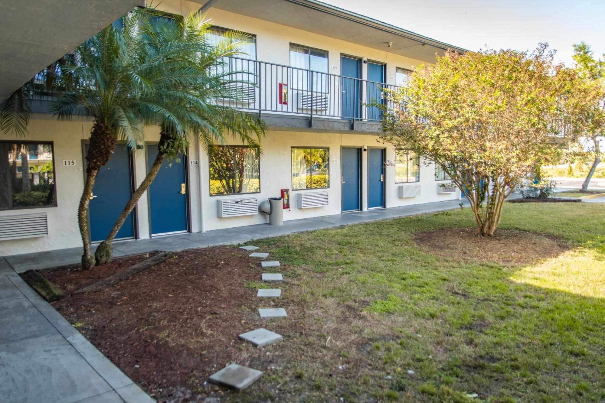 6-ft. Pierce, Fl Hotel 2*