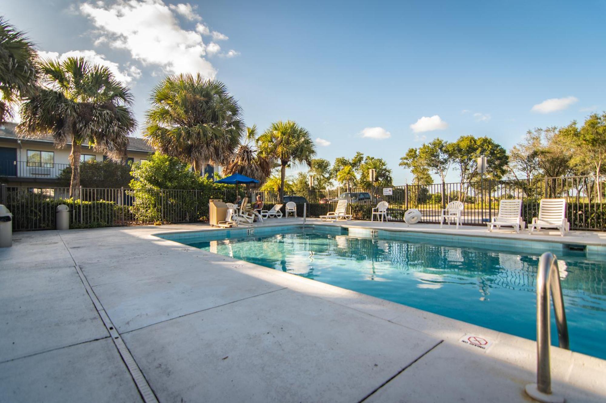 6-ft. Pierce, Fl Hotel