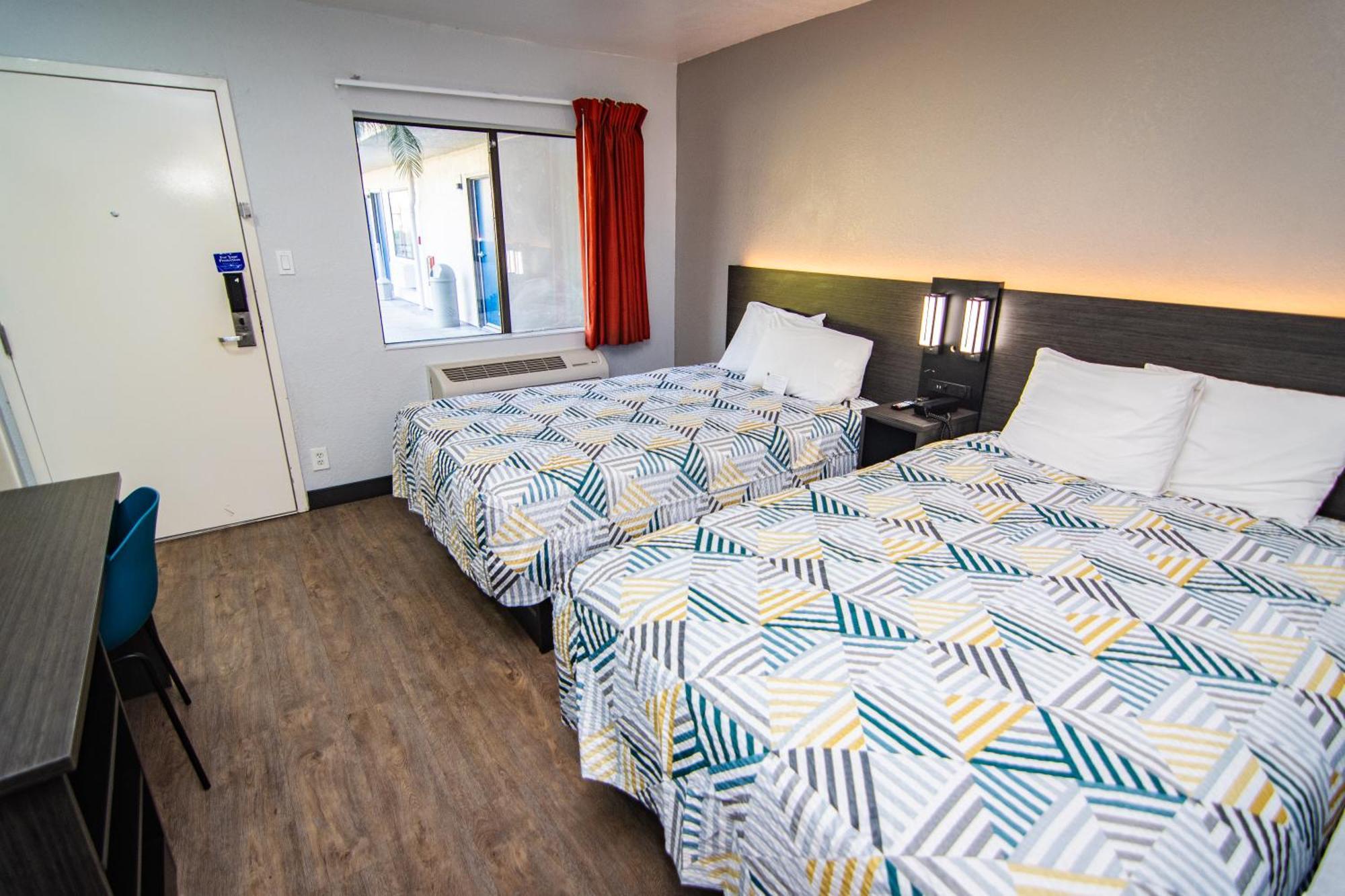 6-ft. Pierce, Fl Hotel 2*