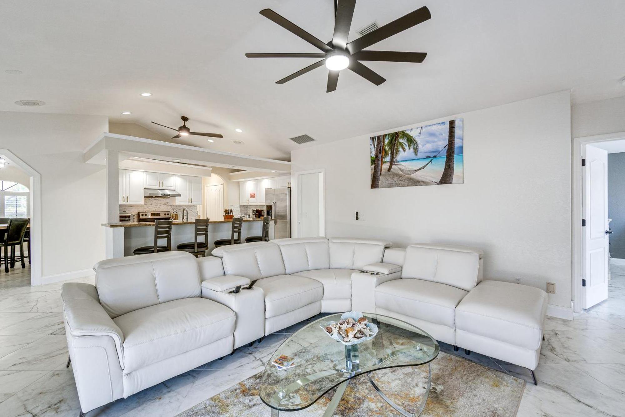 Holiday home Luxe Waterfront Oasis With Dock, Heated Pool And Spa!