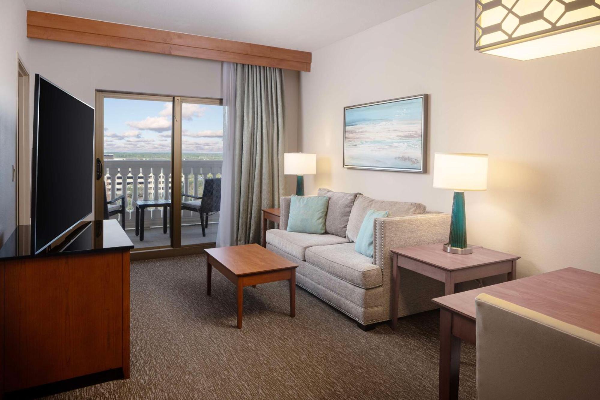 Hilton Carillon Park 4*