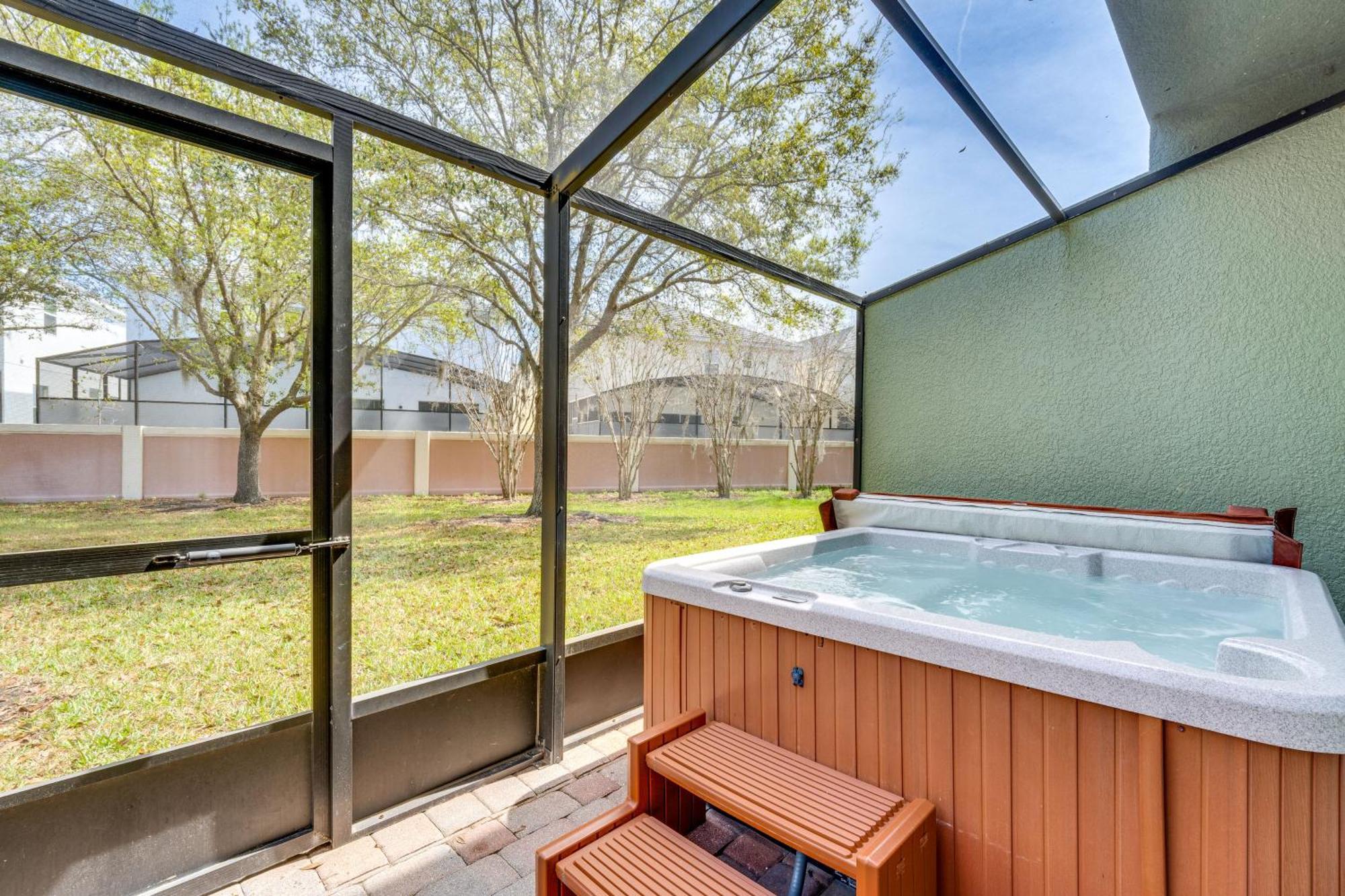 With Private Hot Tub 6 Mi To Disney! Holiday home Kissimmee