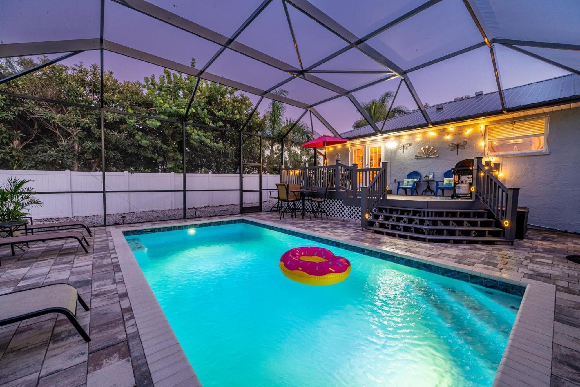 The Farm House! Spacious Private Pool With Grill And Fully Stocked Kitchen! Holiday home *