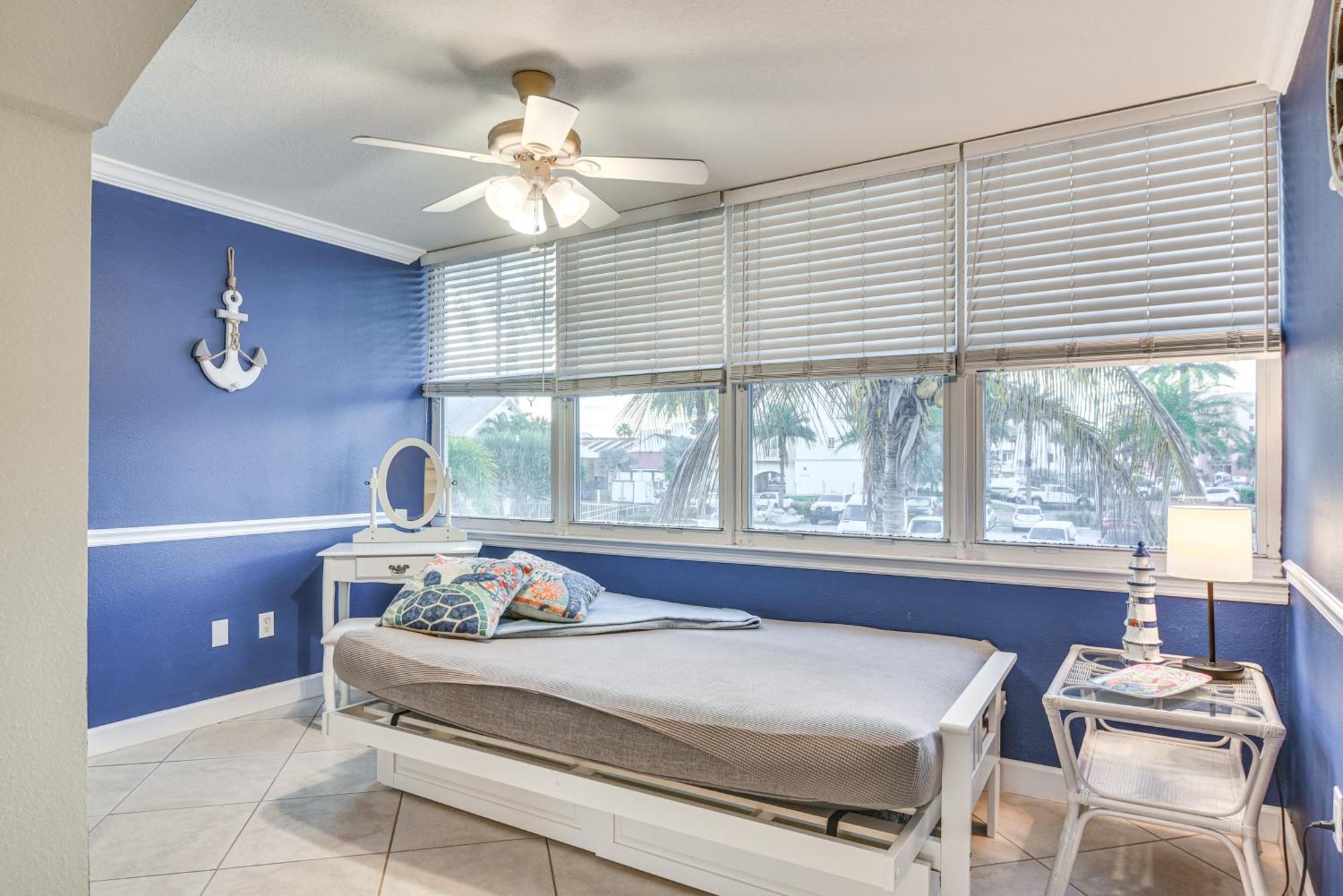 Vibrant With Dedicated Access Apartment *