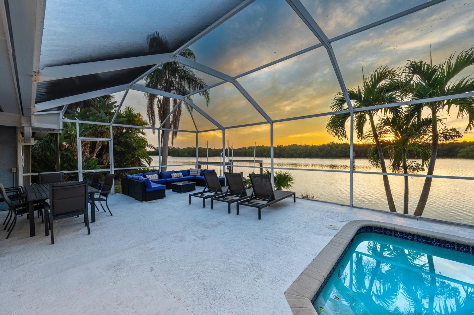 Casa Palma! Beautiful Waterfront With Heated Pool & Dock! Holiday home Bradenton