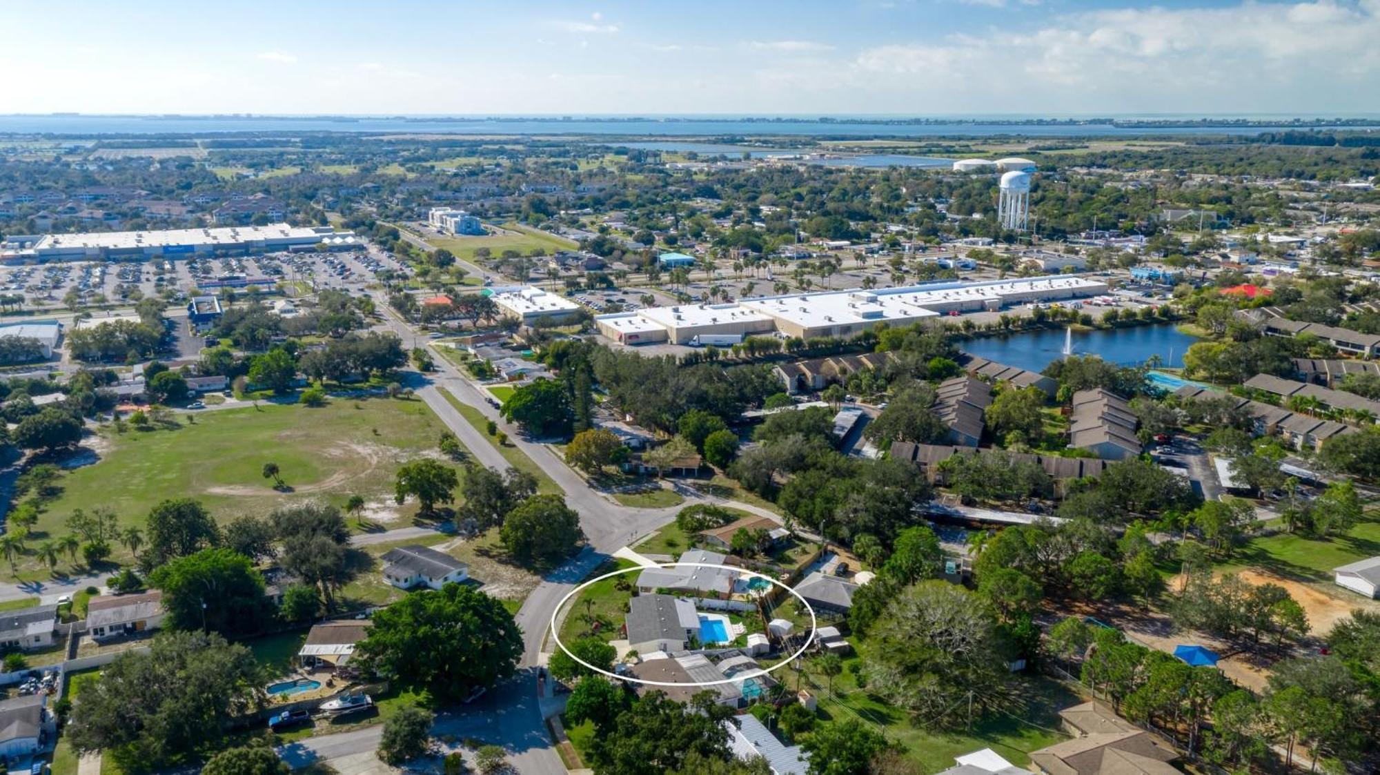 Cape Vista Getaway! Heated Pool Minutes Away From Anna Maria With Grill! Holiday home *
