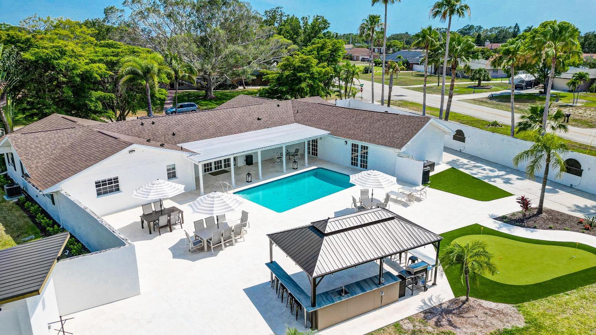Holiday home 75 Palms! Sleeps 23! Luxury 1 Acre Lot Pool And Spa, Putting & Game Room! *