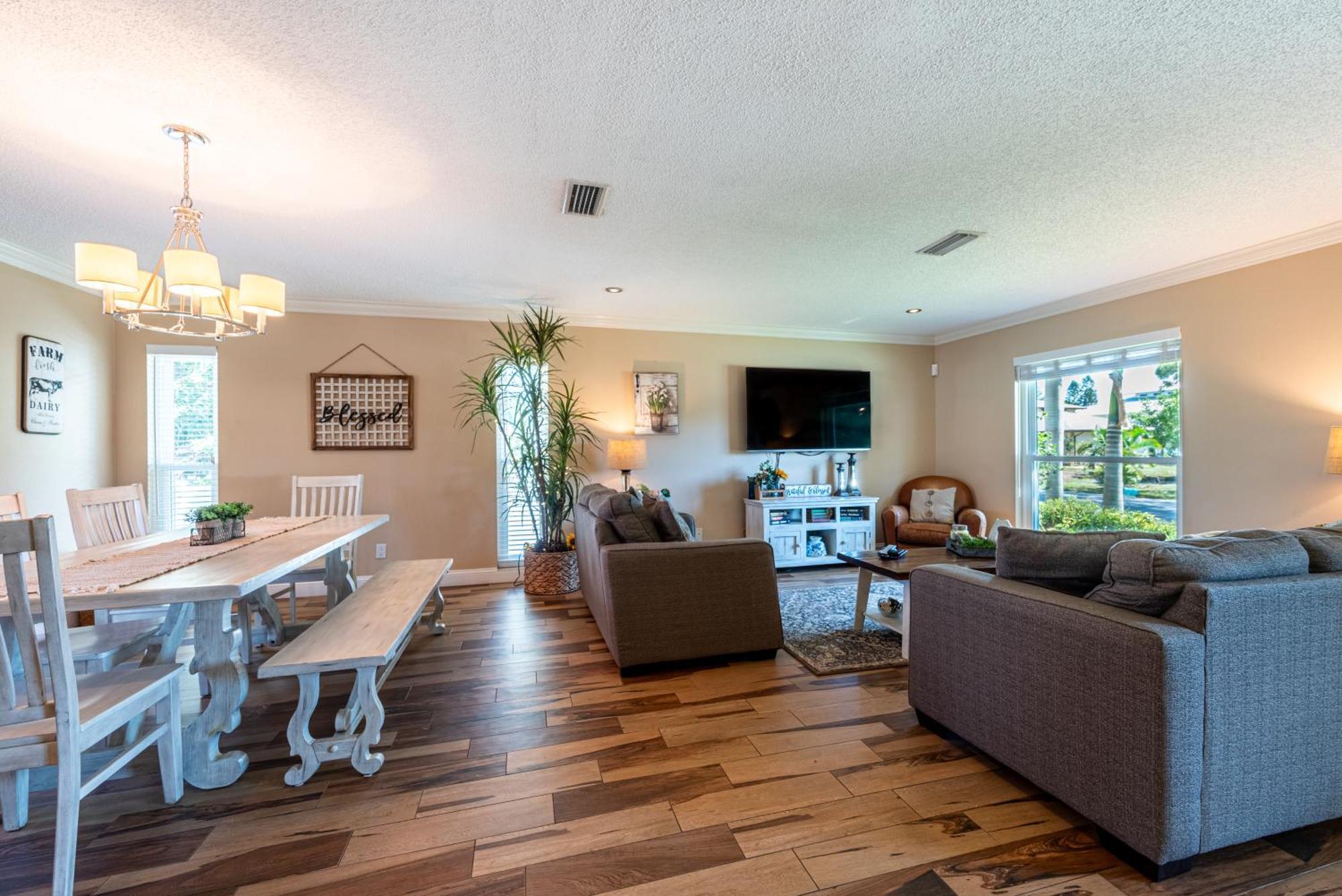 The Farm House! Spacious Private Pool With Grill And Fully Stocked Kitchen! Holiday home