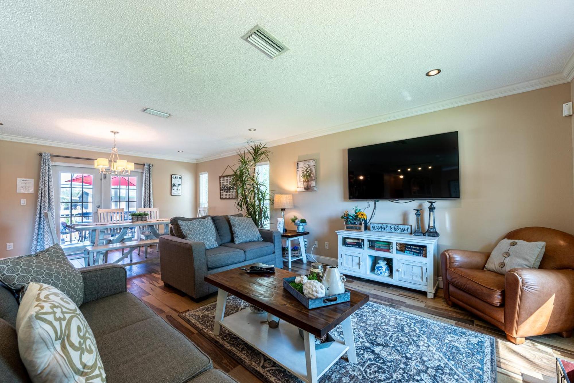 The Farm House! Spacious Private Pool With Grill And Fully Stocked Kitchen! Bradenton