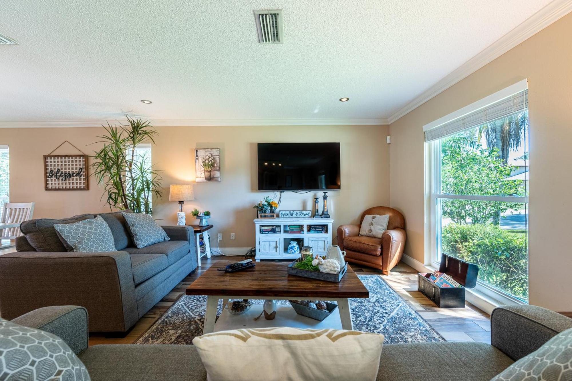 The Farm House! Spacious Private Pool With Grill And Fully Stocked Kitchen! *