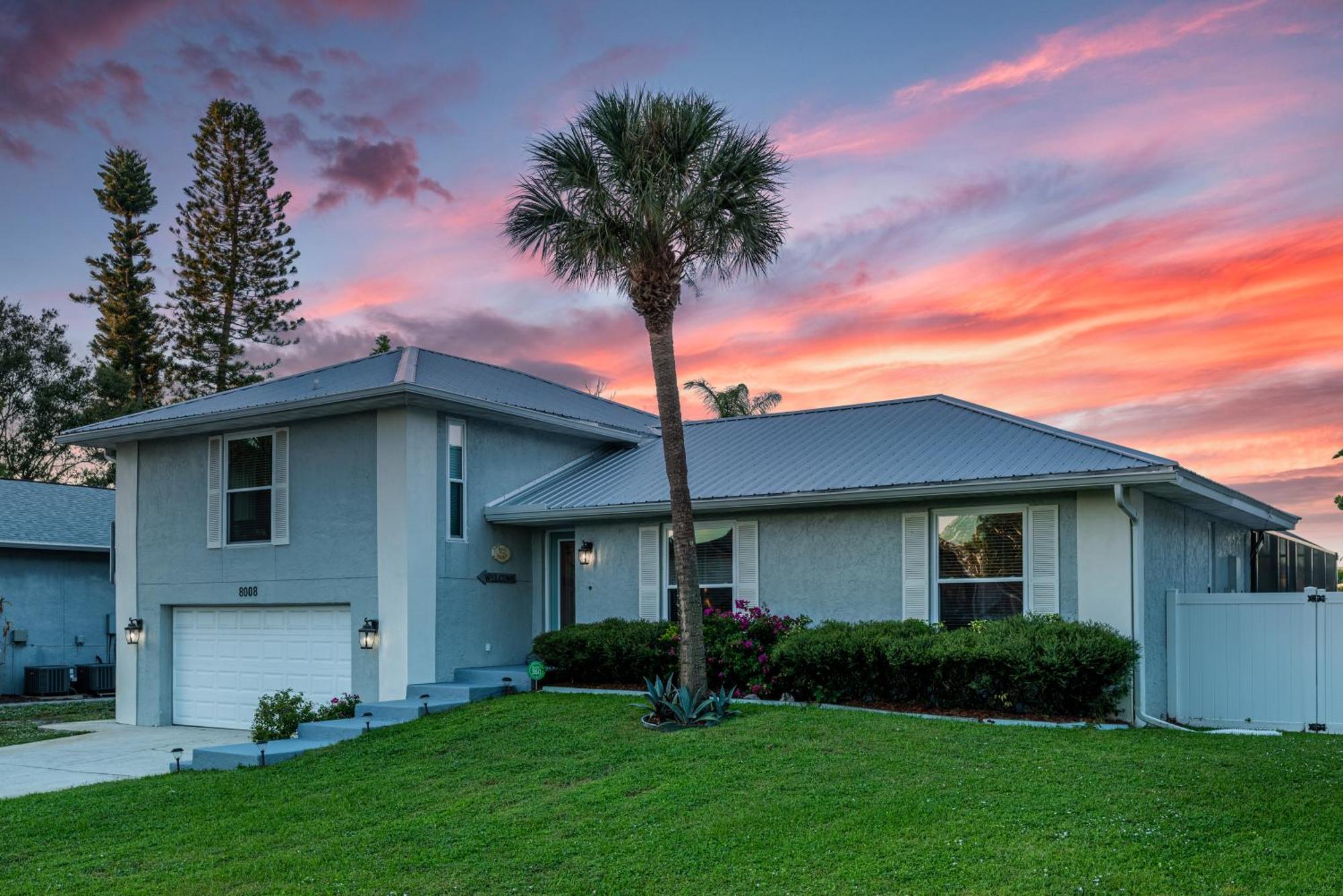 The Farm House! Spacious Private Pool With Grill And Fully Stocked Kitchen! * Bradenton