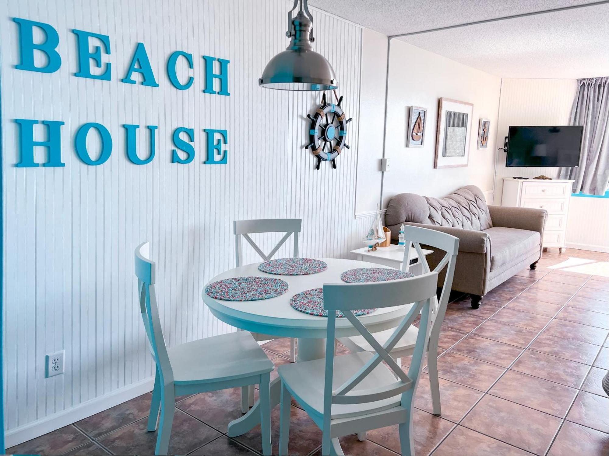 Beachfront - Perfect Location - Free Chairs Apartment *