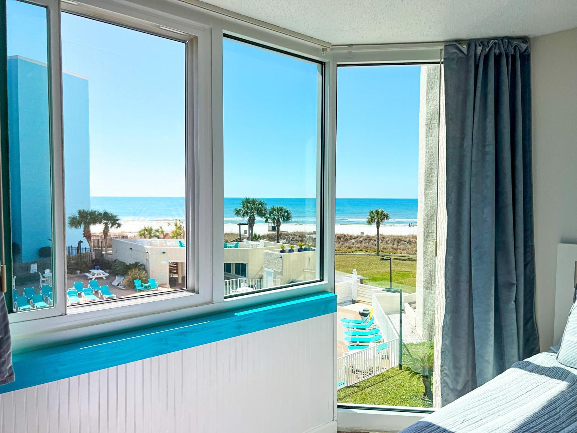 Beachfront - Perfect Location - Free Chairs Panama City Beach