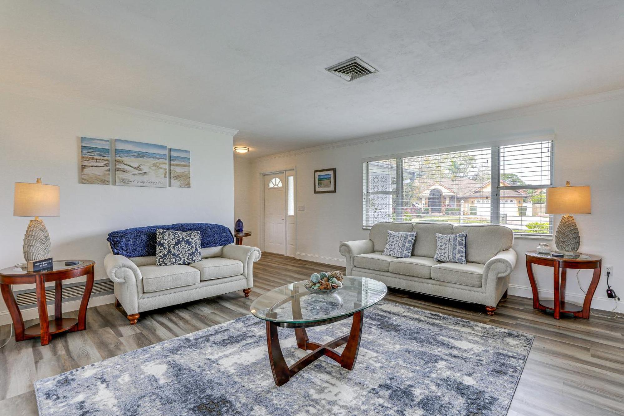 Centrally Located With Heated Pool! * Sarasota