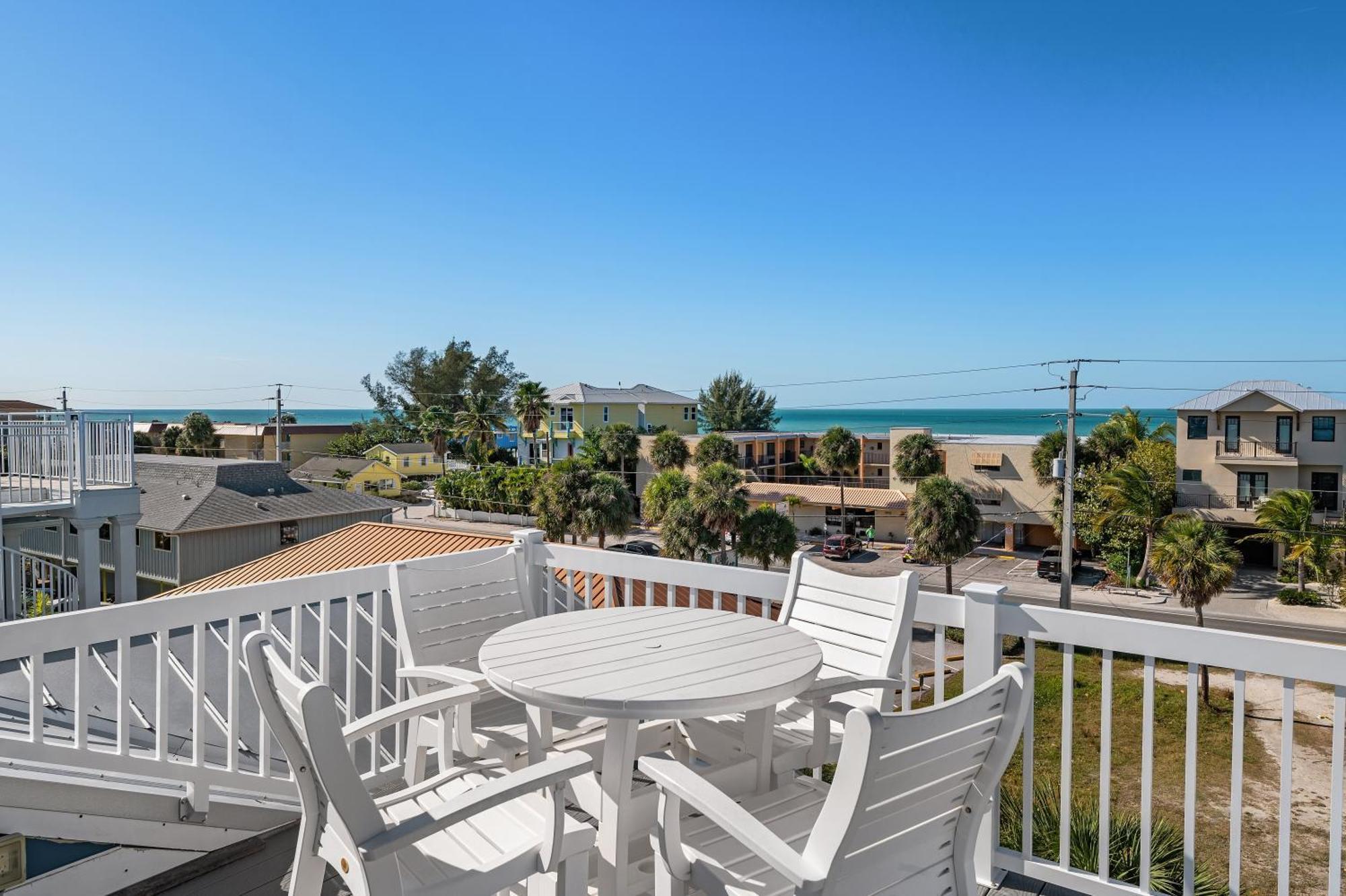 Holiday home Ocean Star! 7 Bdrms, 7 Baths! Beaches Less Than 5min Walk To Beach!