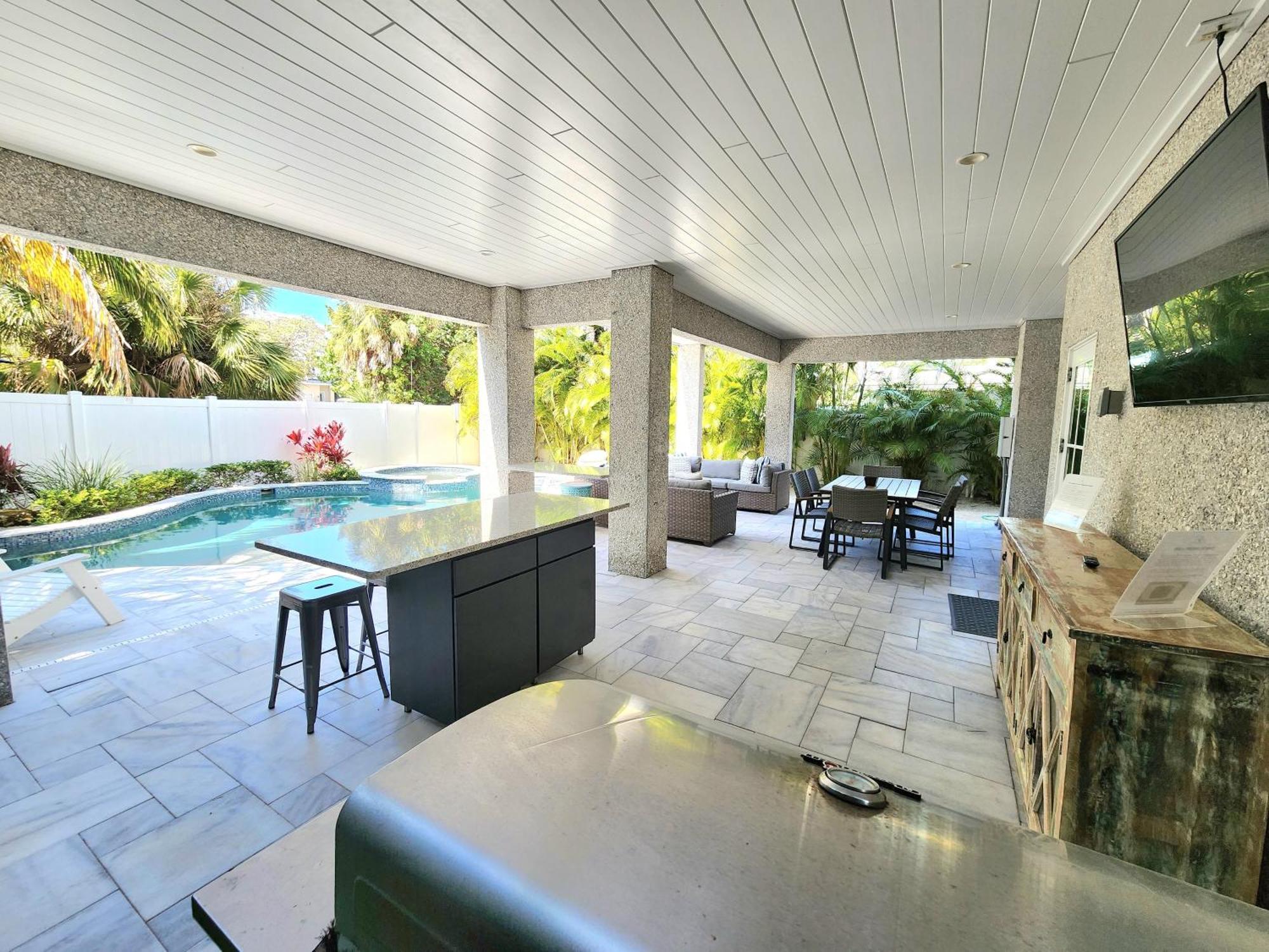 Holiday home Ocean Star! 7 Bdrms, 7 Baths! Beaches Less Than 5min Walk To Beach! Holmes Beach