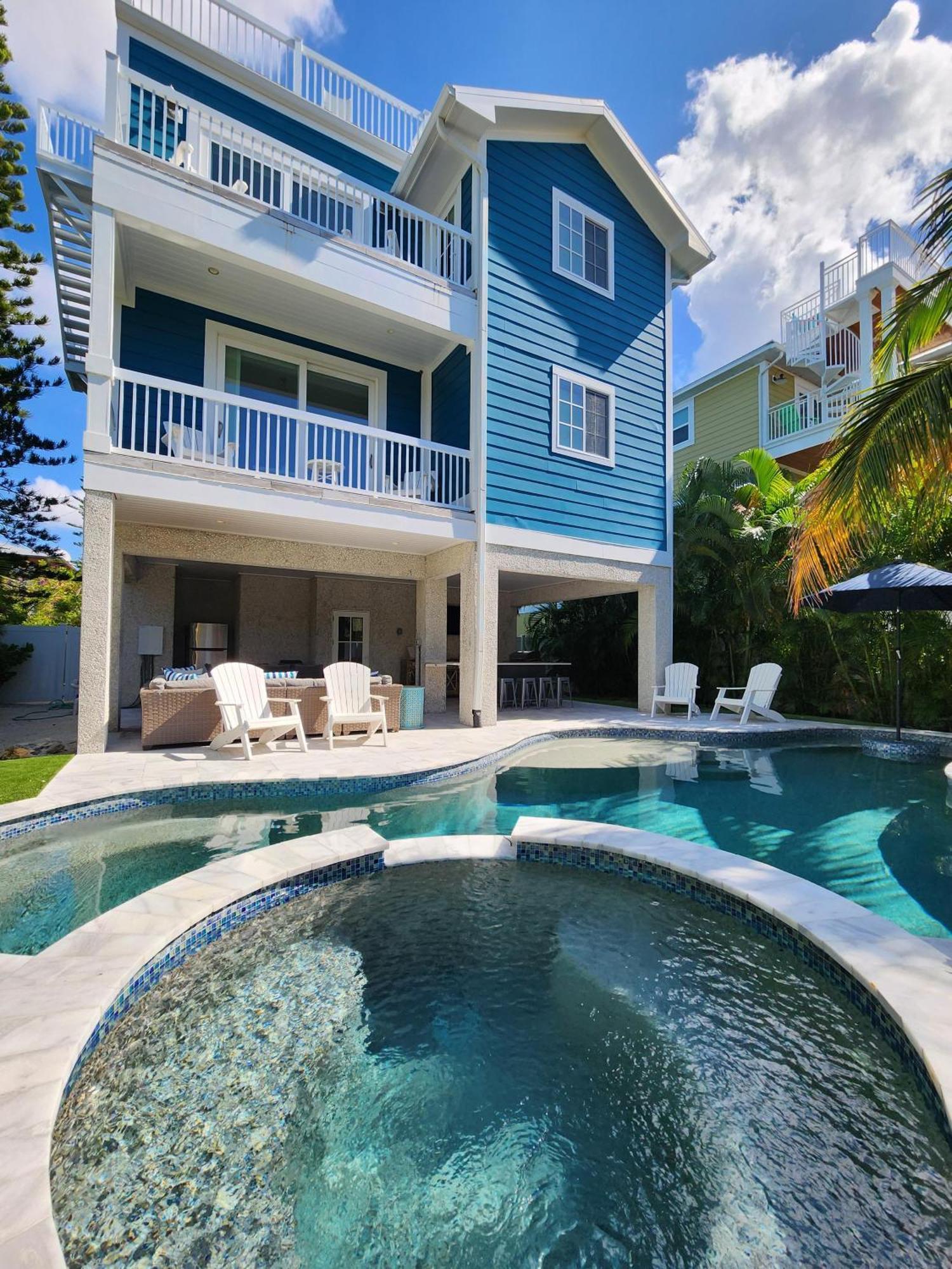Ocean Star! 7 Bdrms, 7 Baths! Beaches Less Than 5min Walk To Beach! *