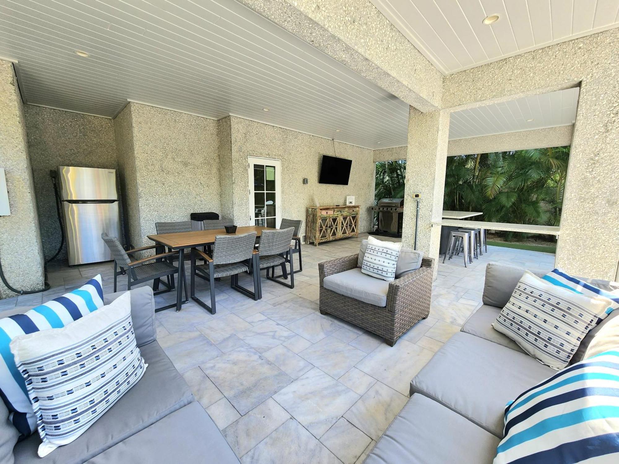 Ocean Star! 7 Bdrms, 7 Baths! Beaches Less Than 5min Walk To Beach! Holiday home Holmes Beach