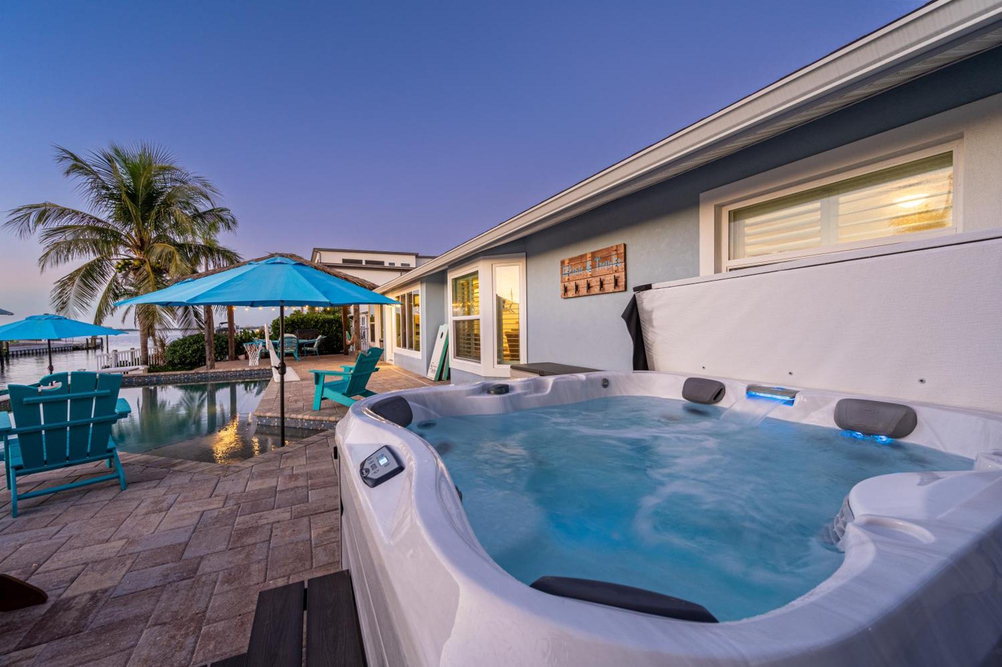 Royal Palm Paradise! Waterfront, Private Pool & Hot Tub, Boat Dock! Holiday home