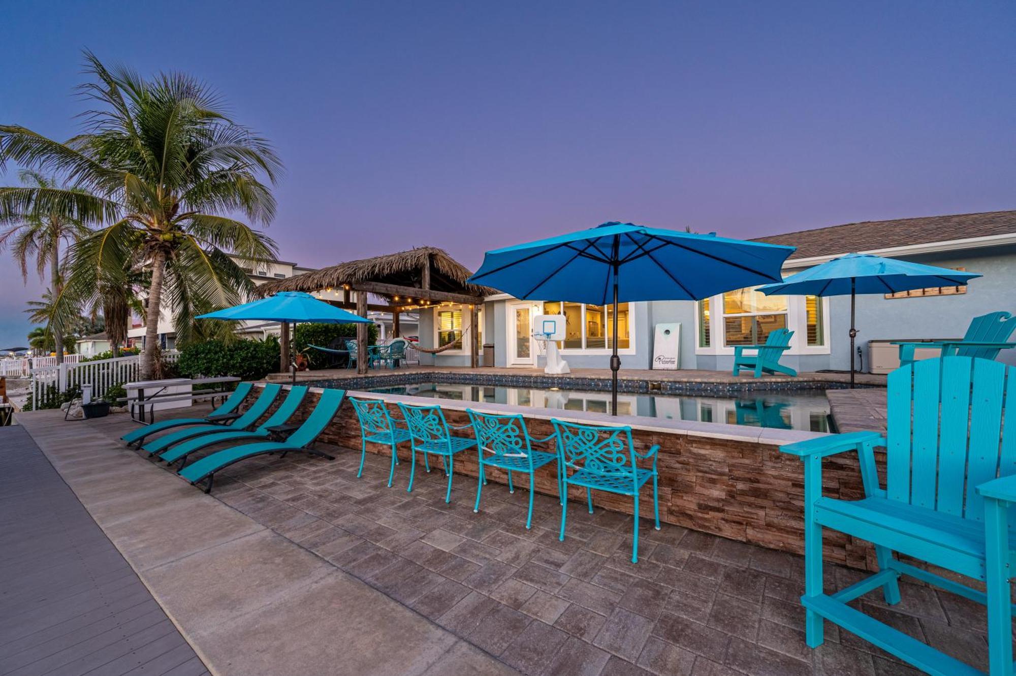 Royal Palm Paradise! Waterfront, Private Pool & Hot Tub, Boat Dock! Holiday home *