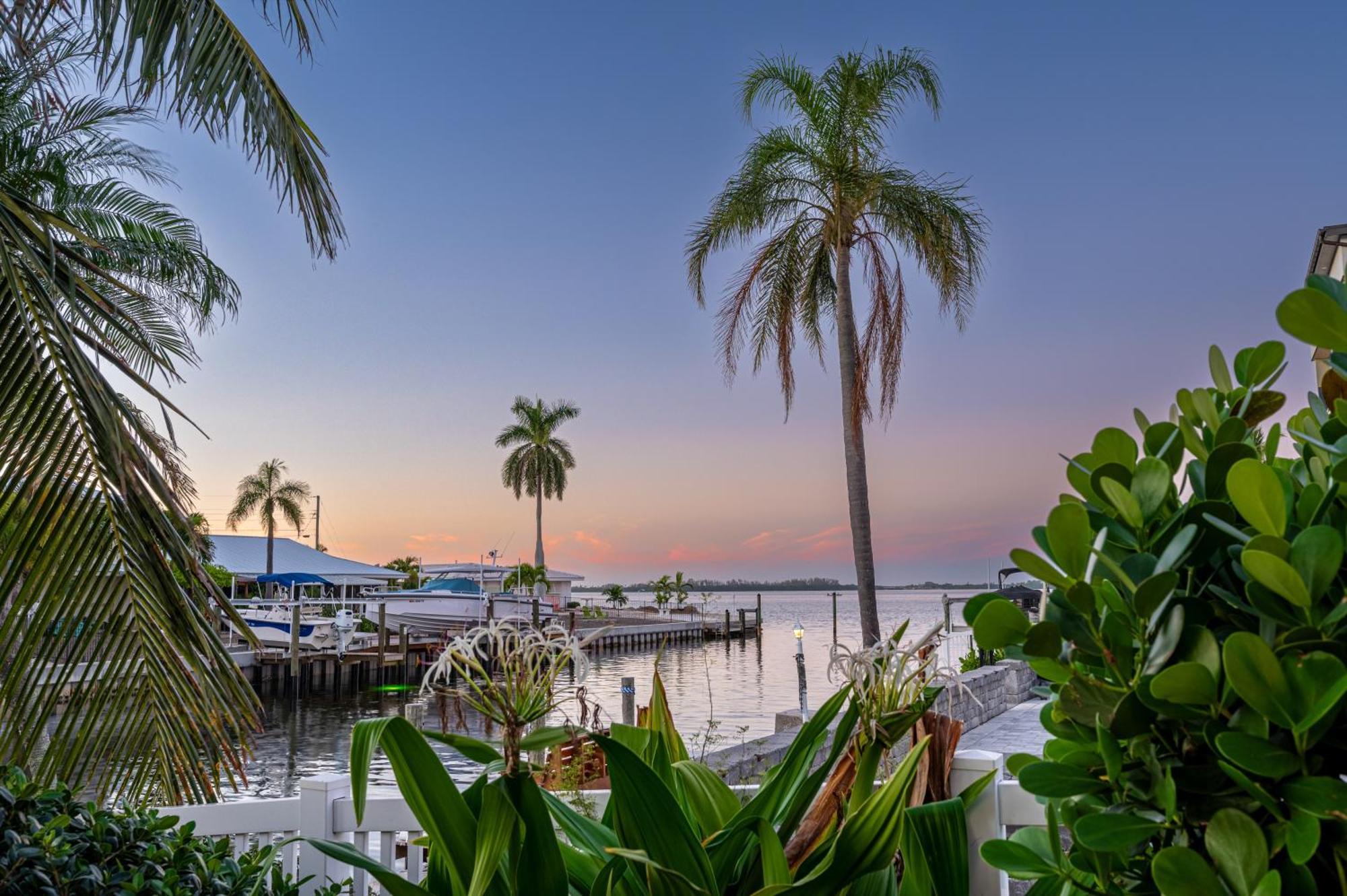 Royal Palm Paradise! Waterfront, Private Pool & Hot Tub, Boat Dock! Holiday home *