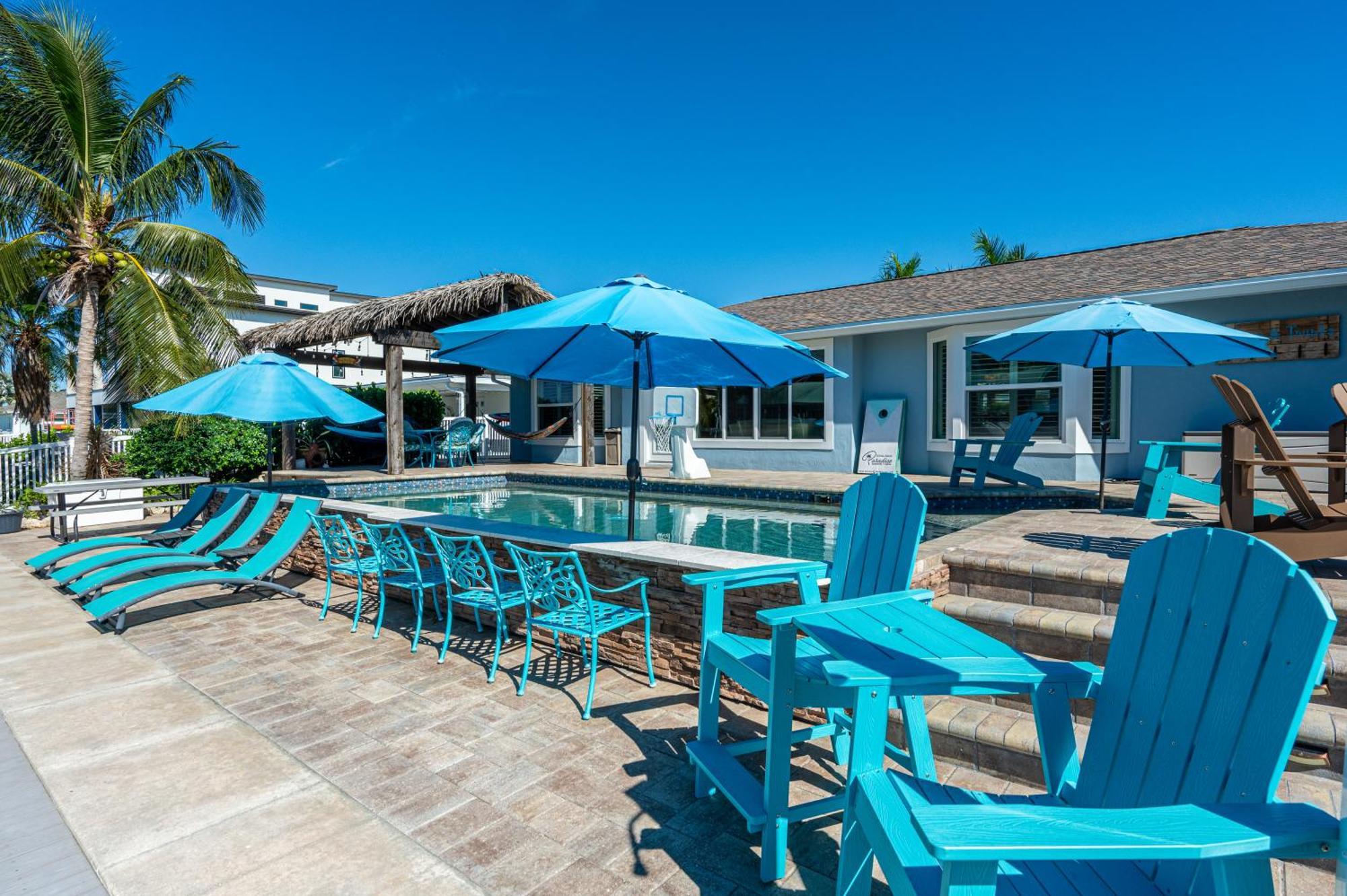 Royal Palm Paradise! Waterfront, Private Pool & Hot Tub, Boat Dock! Holiday home *