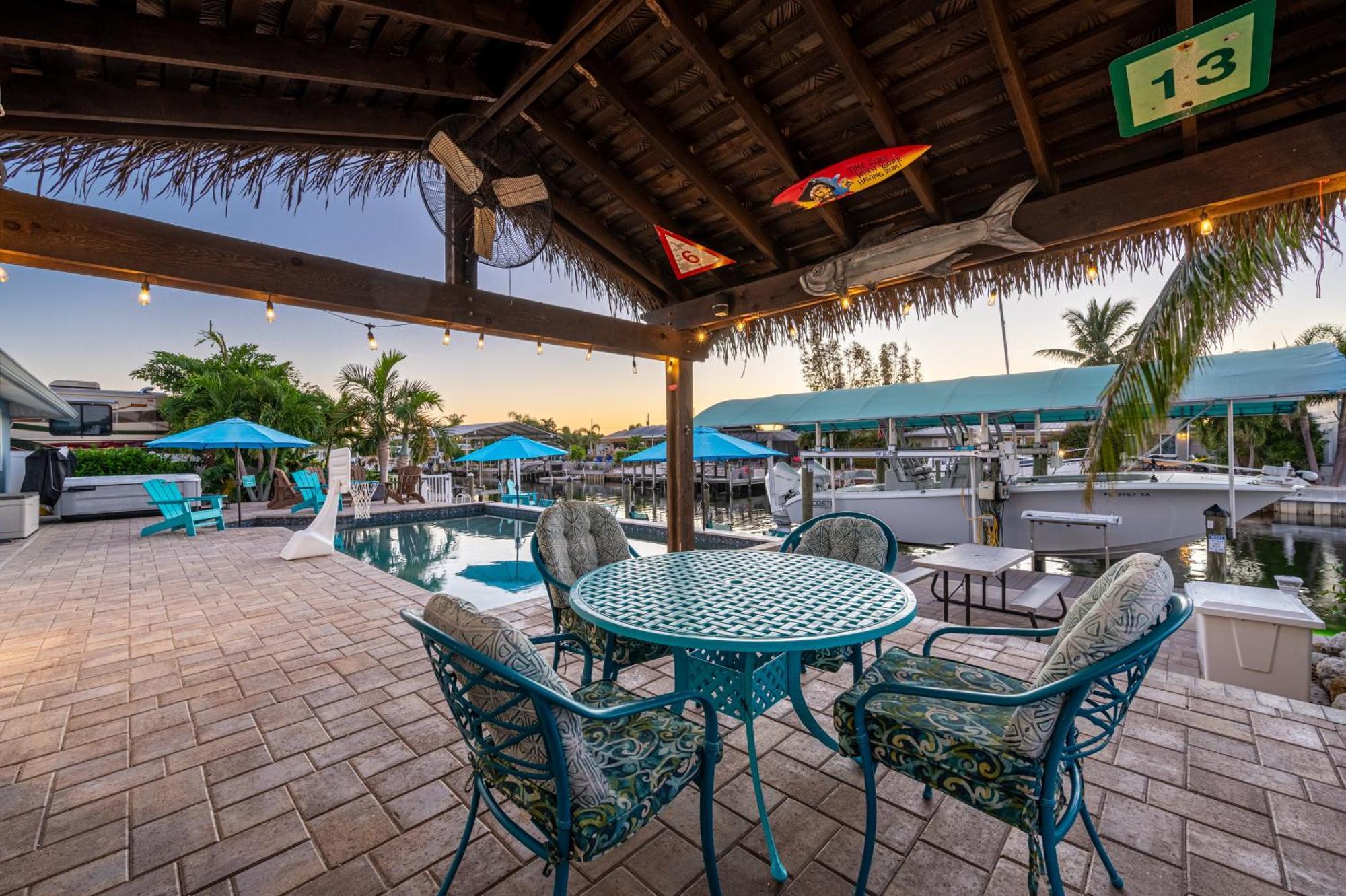 Holiday home Royal Palm Paradise! Waterfront, Private Pool & Hot Tub, Boat Dock! Bradenton