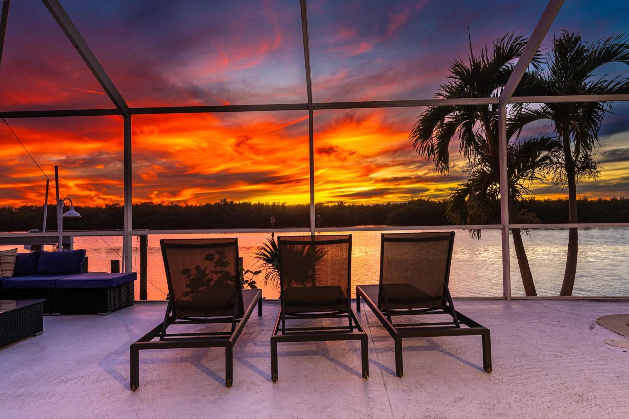 Casa Palma! Beautiful Waterfront With Heated Pool & Dock! Holiday home