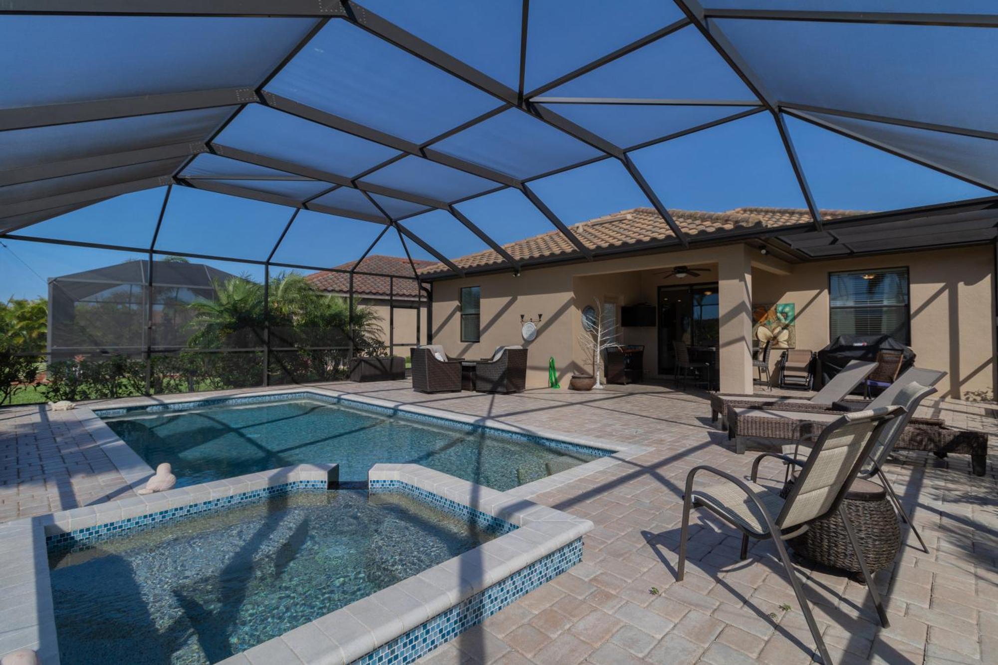 128 Sweet Tree! Lakeside With Private Pool Located In River Golf & Cc Bradenton