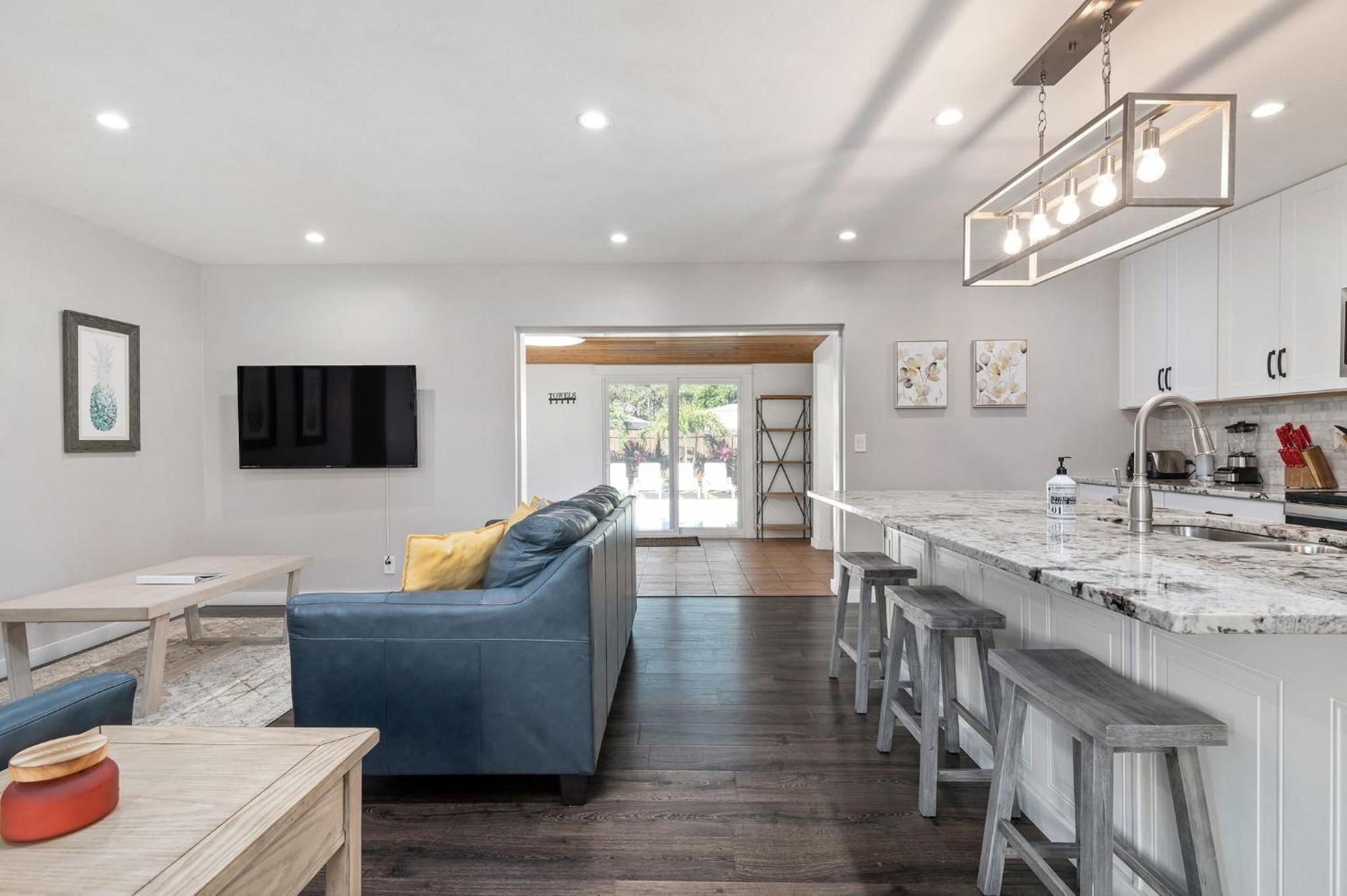 Cape Vista Getaway! Heated Pool Minutes Away From Anna Maria With Grill! Bradenton