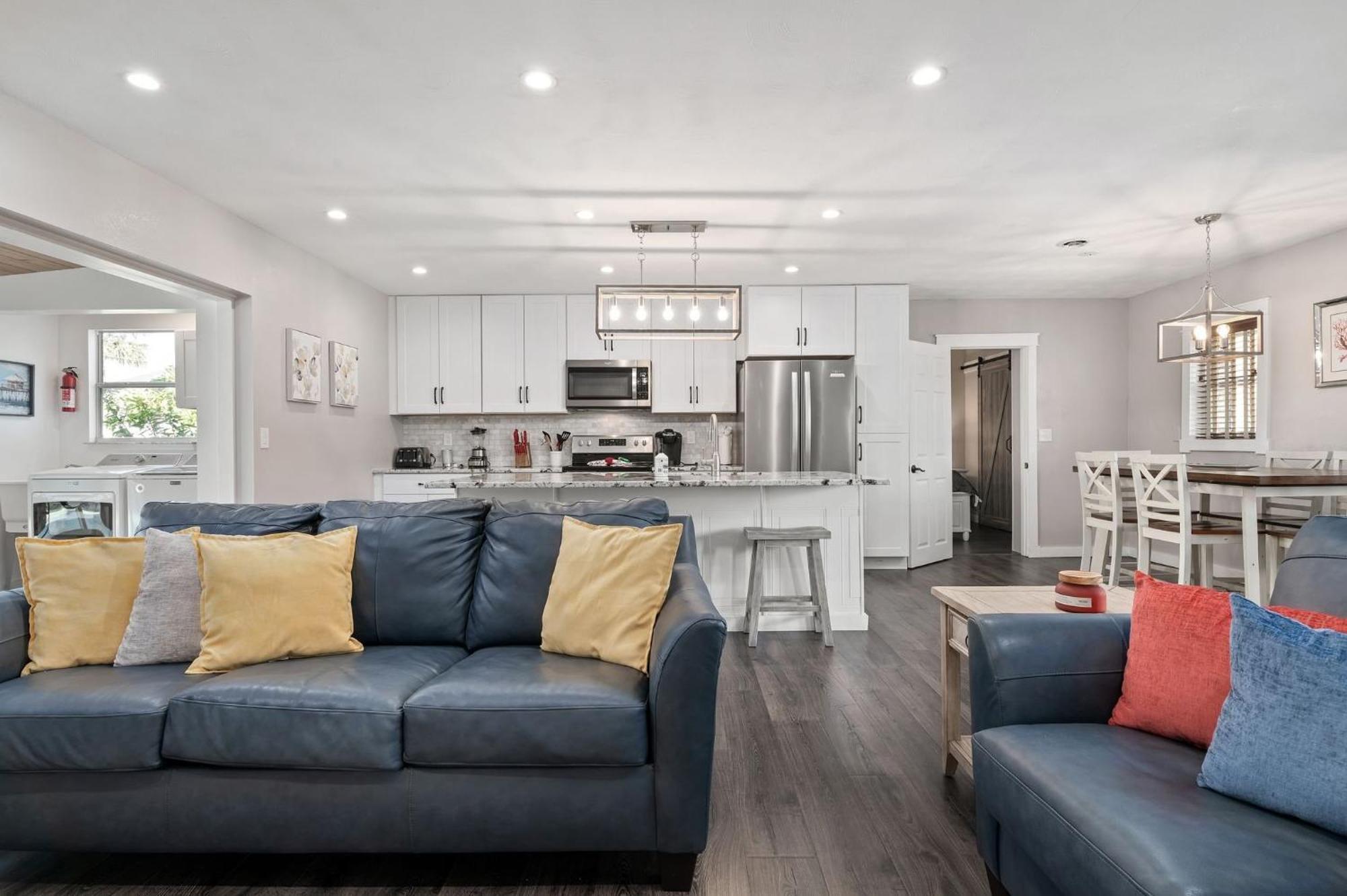 Cape Vista Getaway! Heated Pool Minutes Away From Anna Maria With Grill! Bradenton