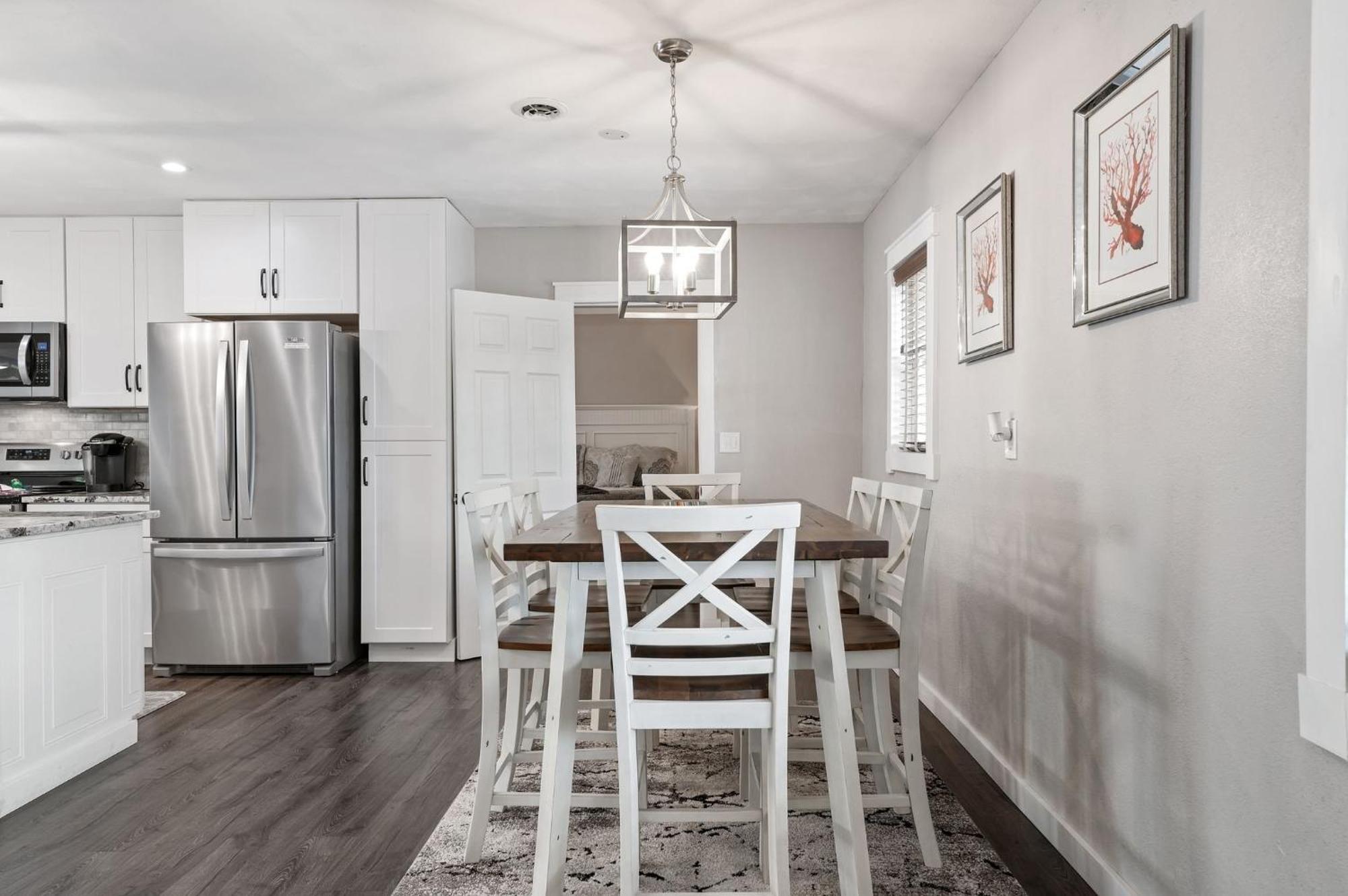 Cape Vista Getaway! Heated Pool Minutes Away From Anna Maria With Grill!