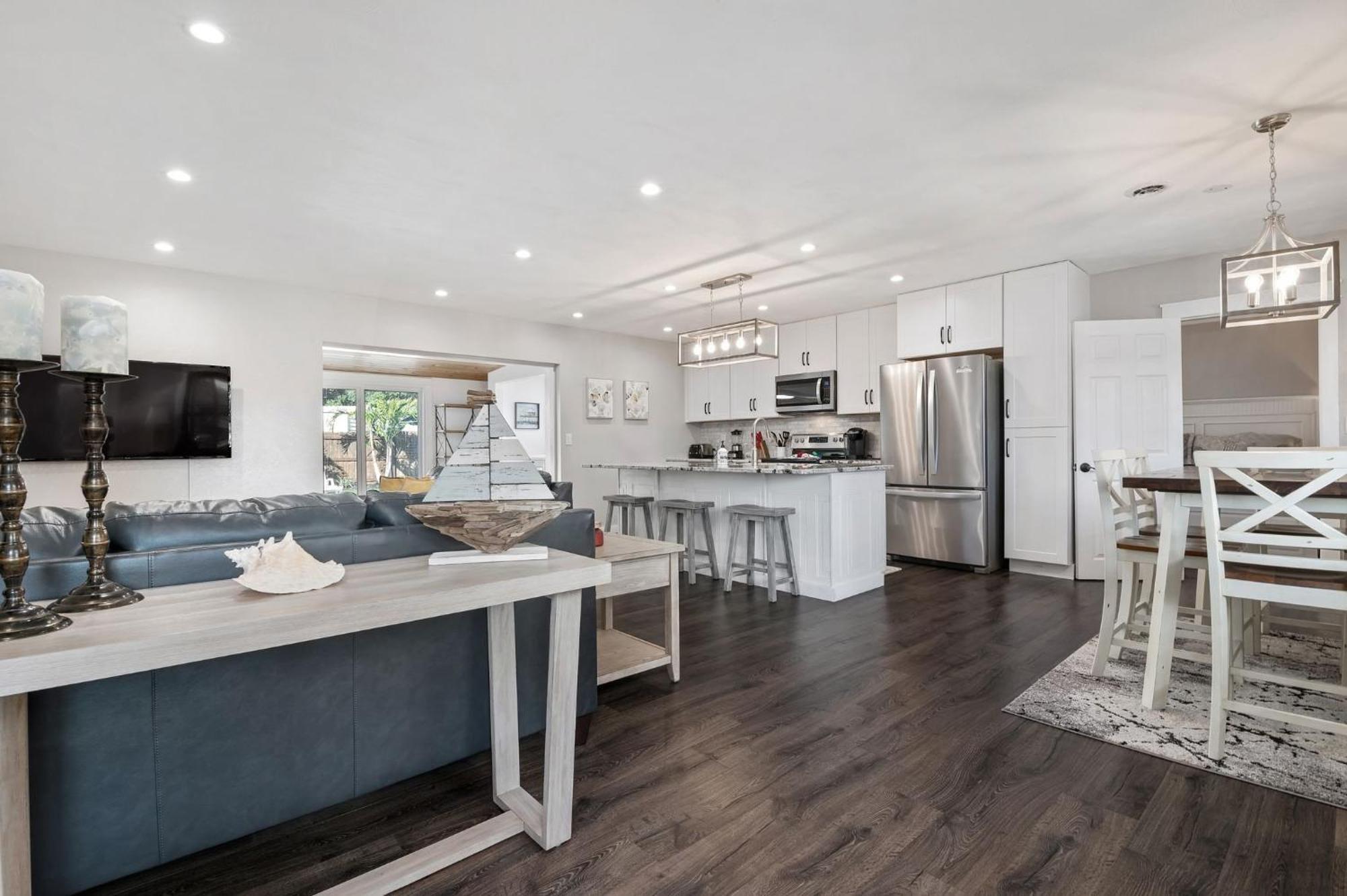 Cape Vista Getaway! Heated Pool Minutes Away From Anna Maria With Grill! Holiday home Bradenton